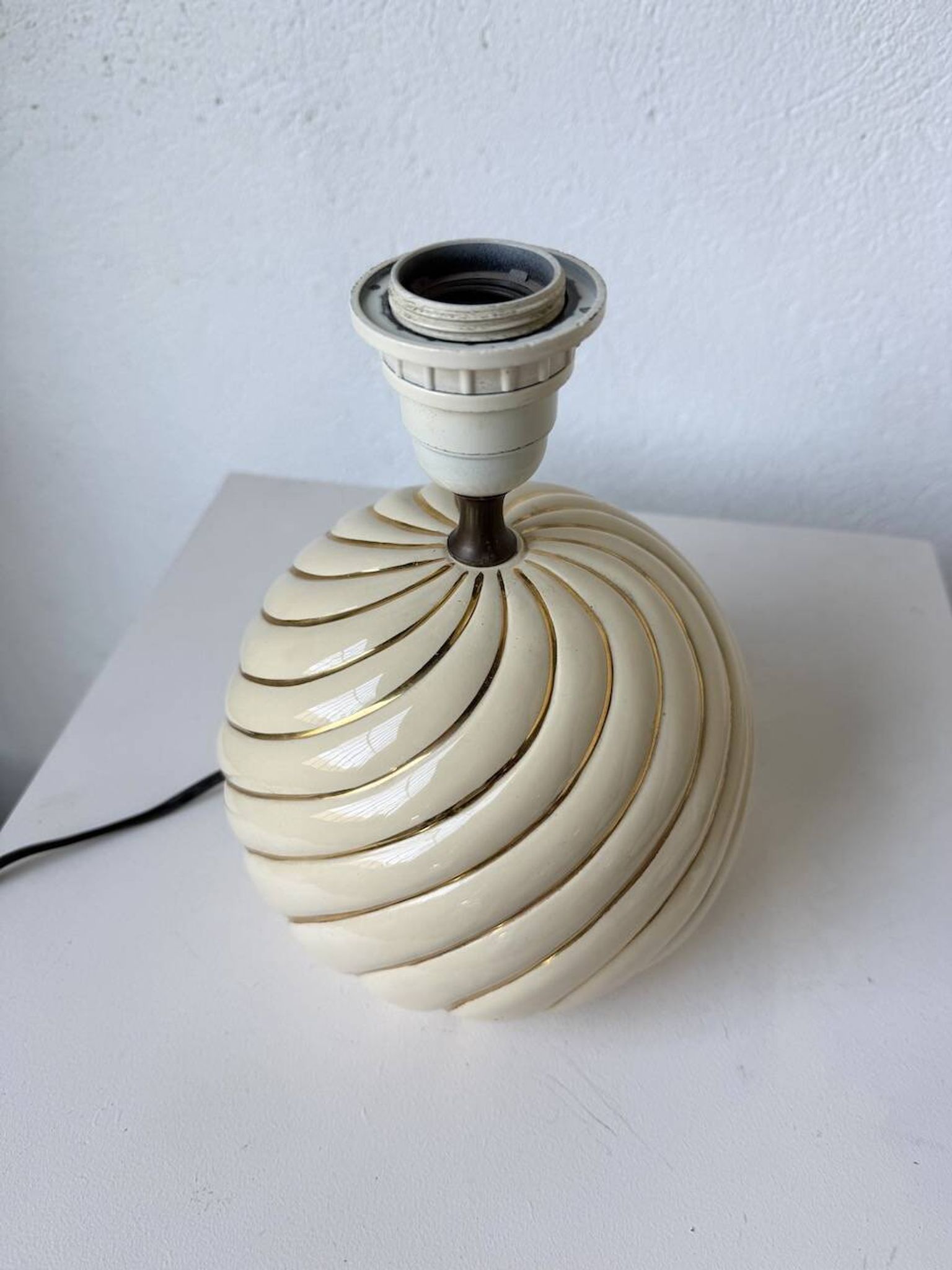 Lampe de table sphérique céramique ivoire et or Barbi