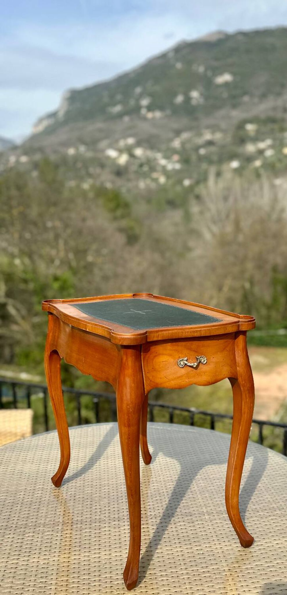 Small flying table in Louis XV style, 20th century.