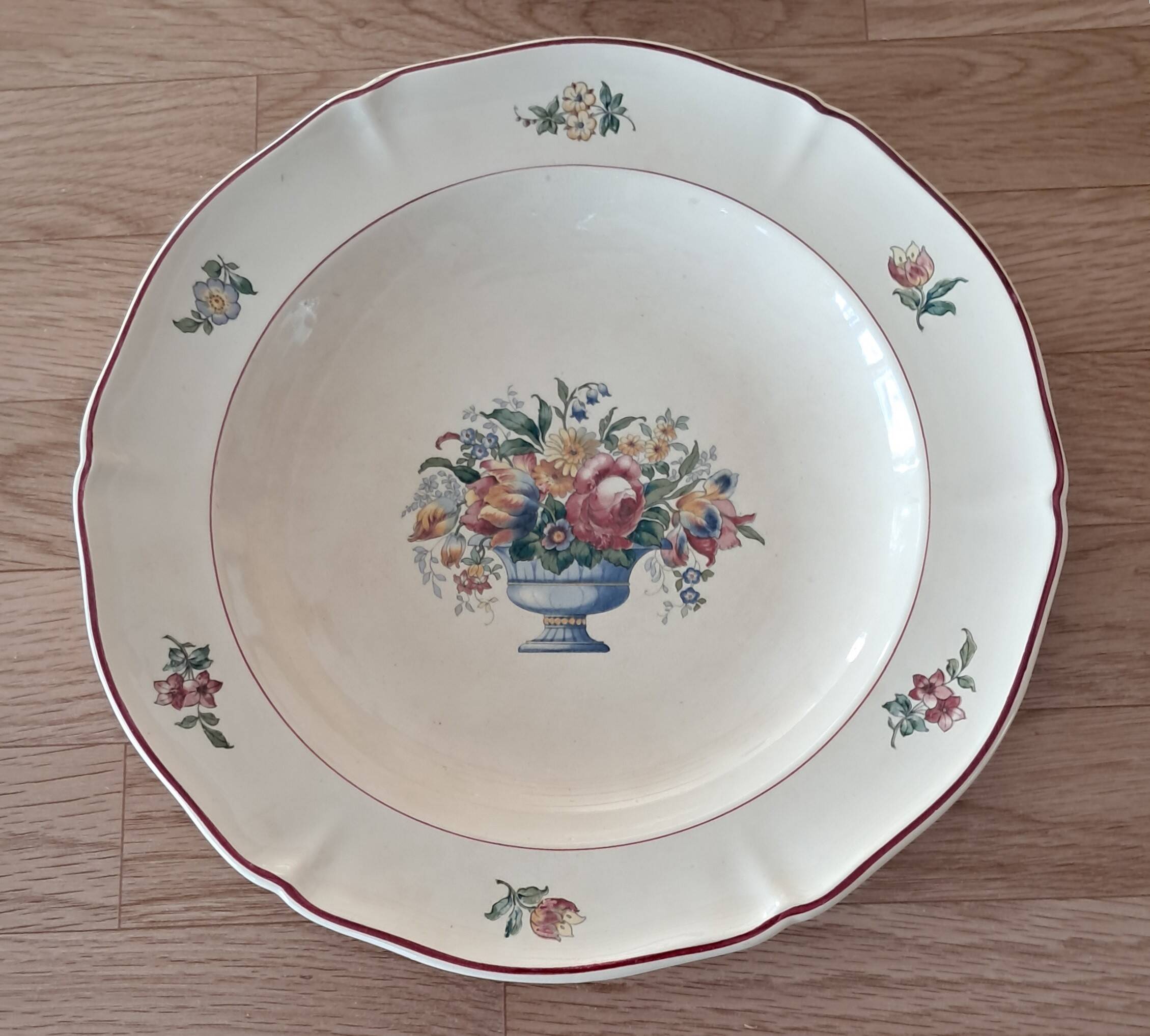 Two Villeroy & Boch porcelain dishes in the Floralia model.