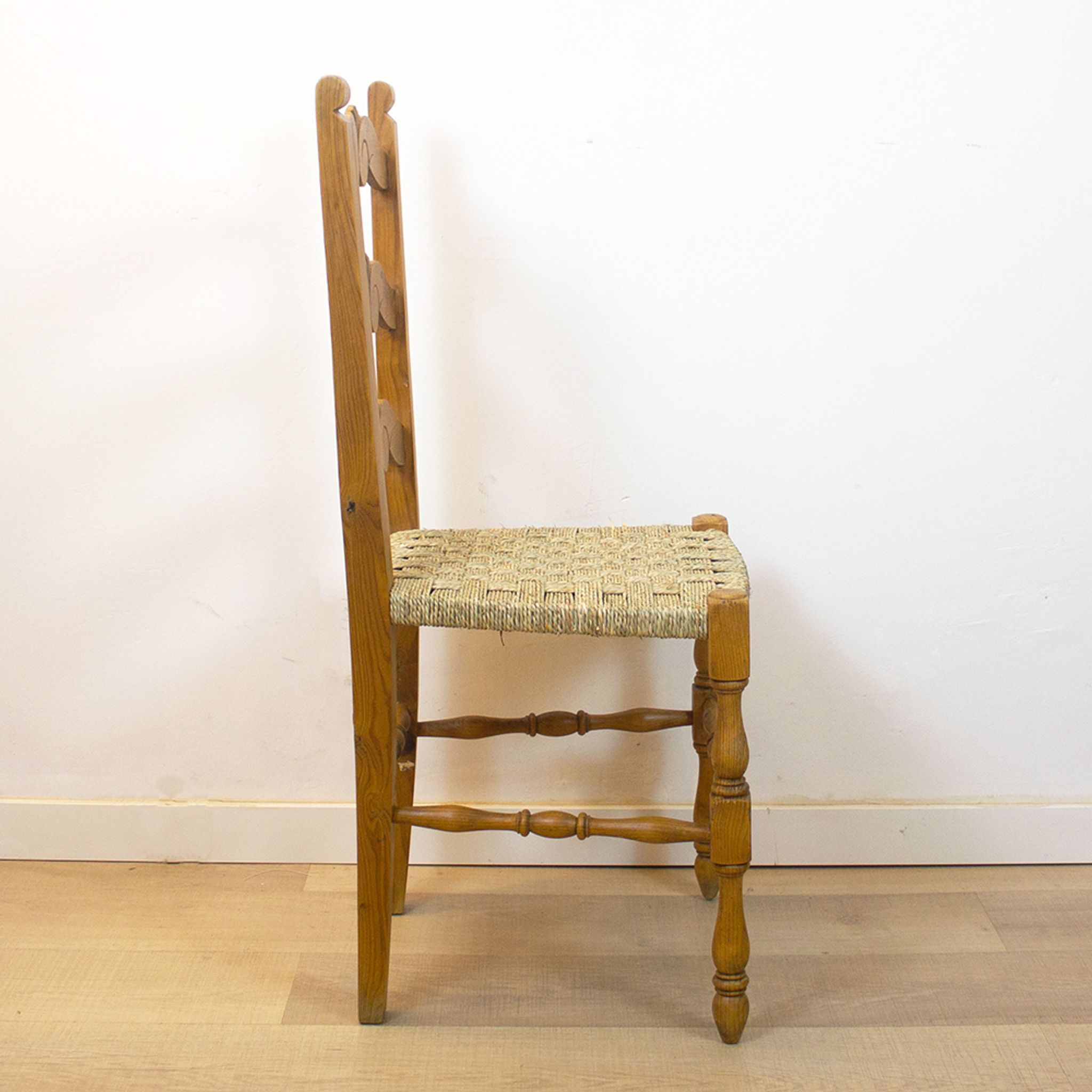 Chaise rustique avec siège tissé Espagne années 1950