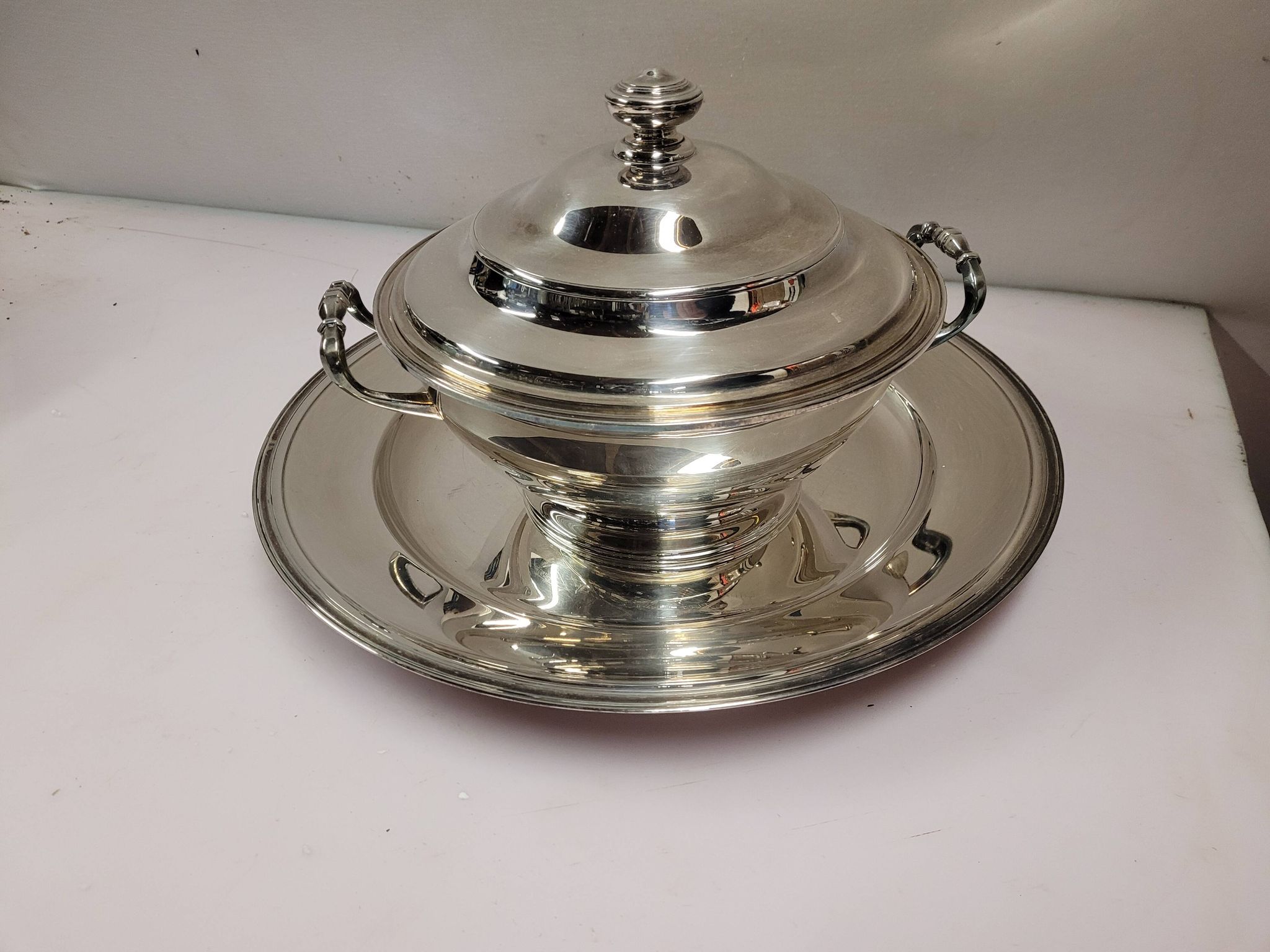 Tureen and round trivet in Christofle silver metal