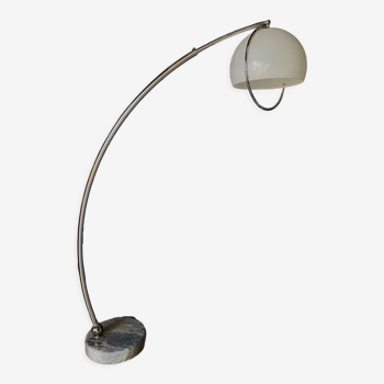Lampadaire arc 1970 globe en plexiglas pietement en marbre