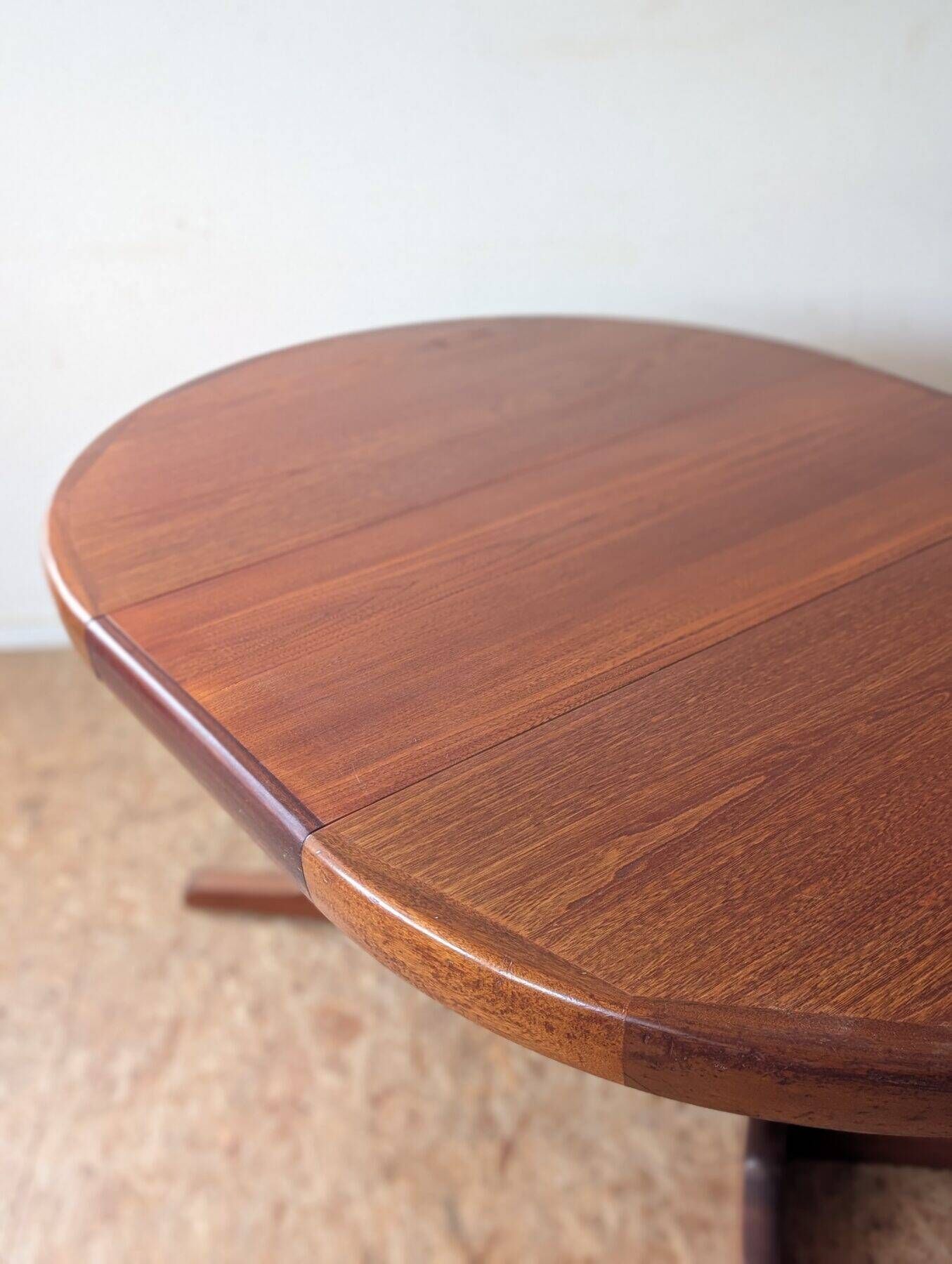 Round teak table with star base, 1960s, extendable.
