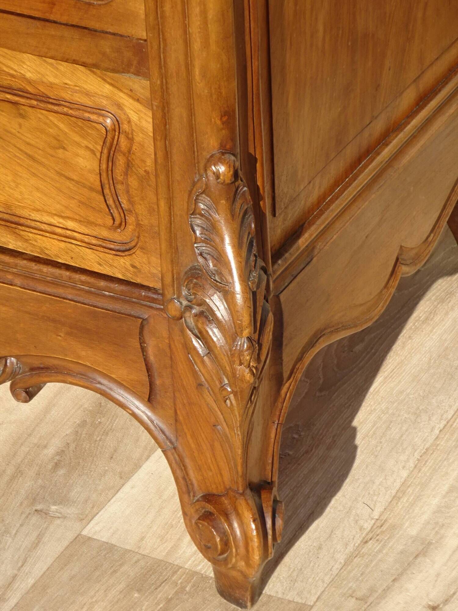 Commode en noyer Louis XV avec miroir