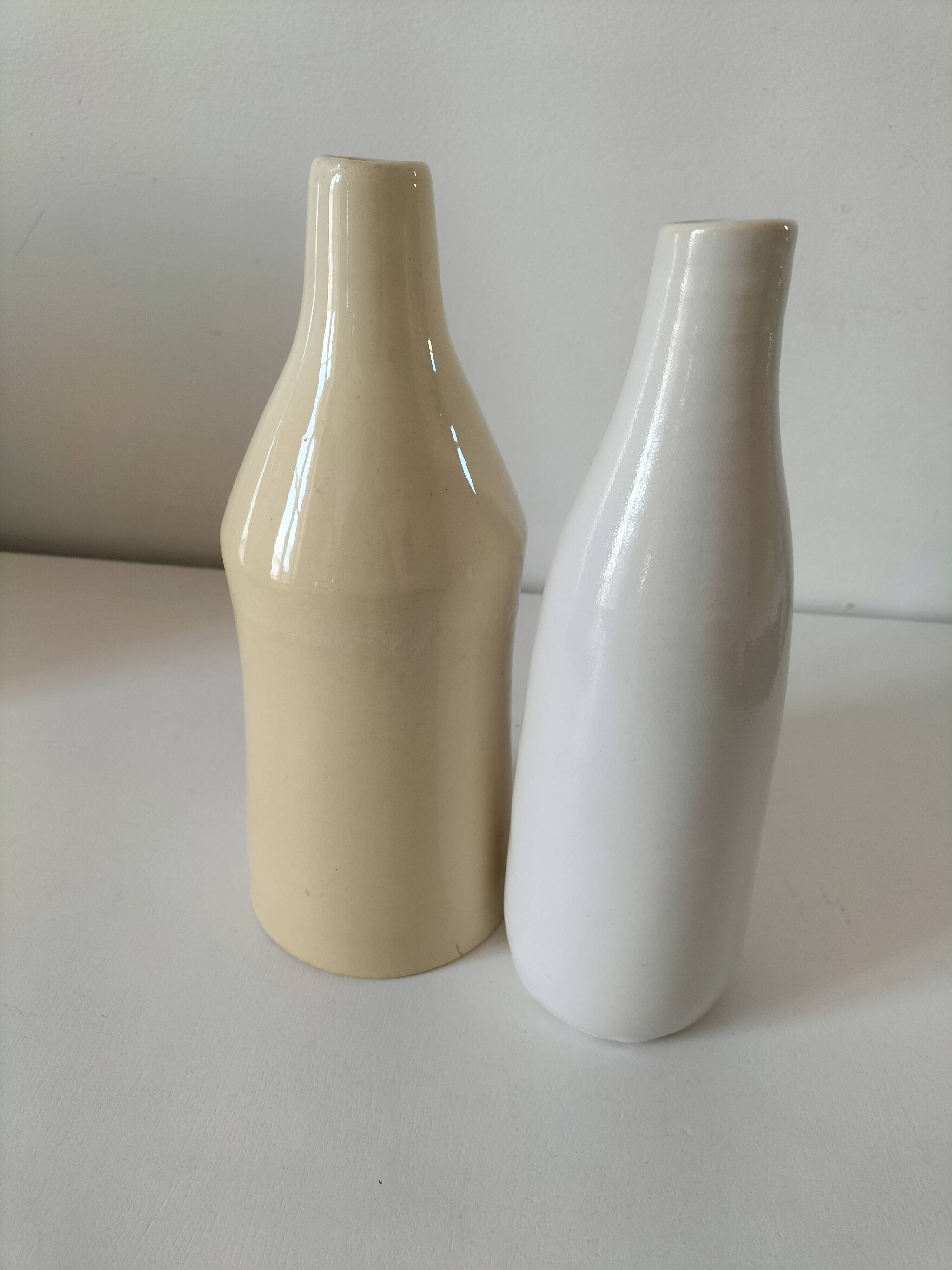 Duo de vases en céramique émaillée, décor pictural, signés MU