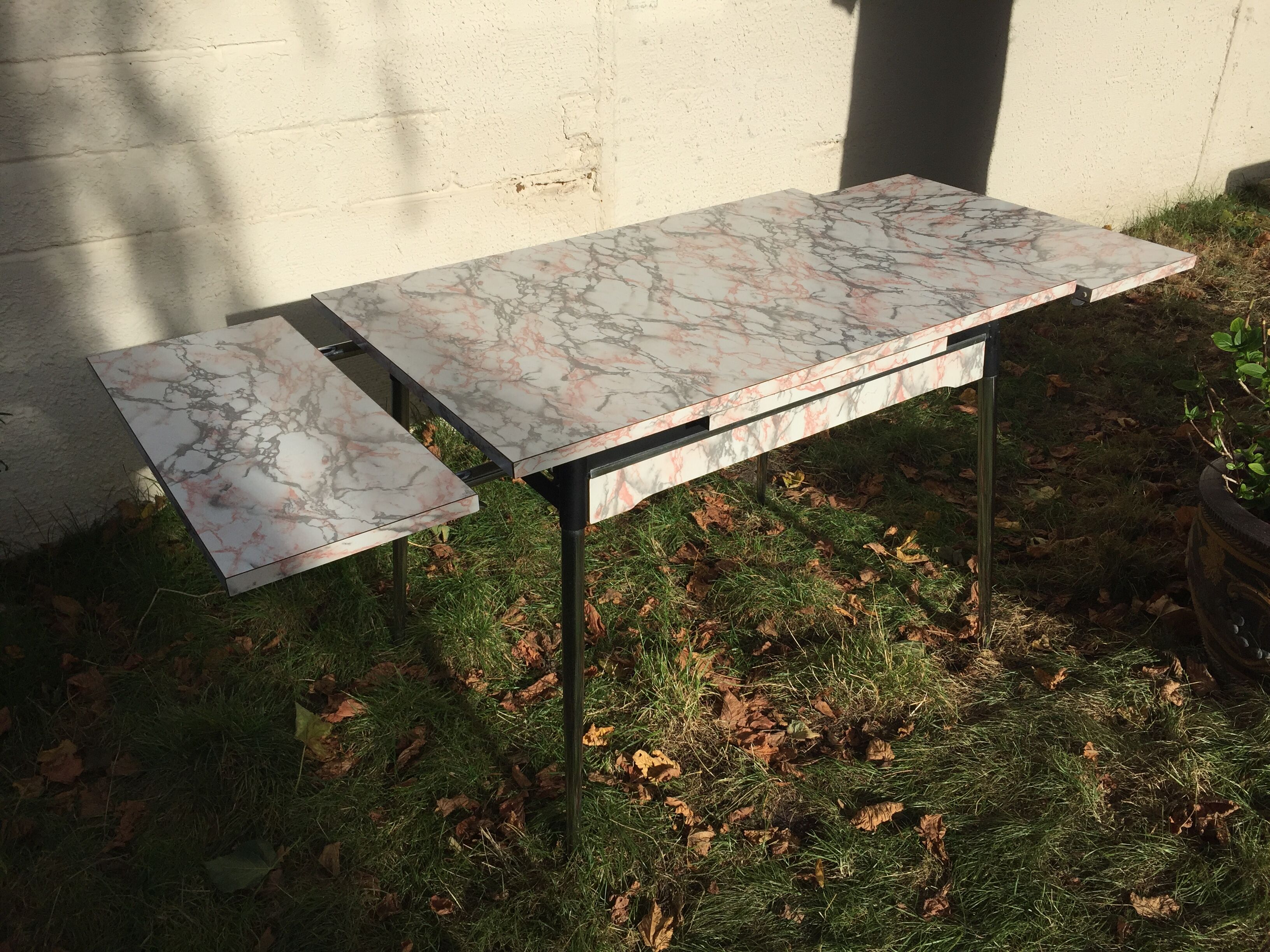 Table formica white grey marble, pink Supermatic