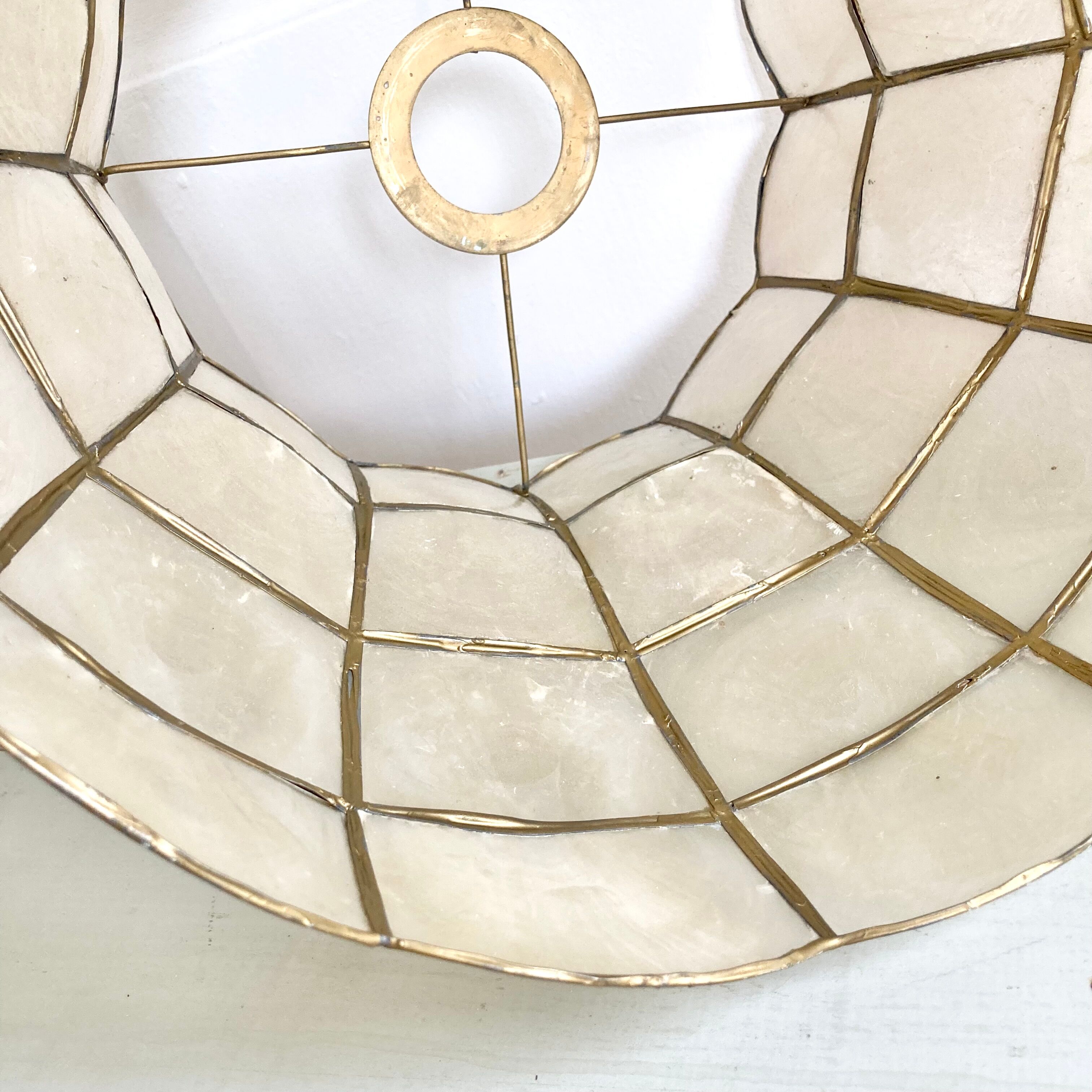 Mother-of-pearl and brass suspension