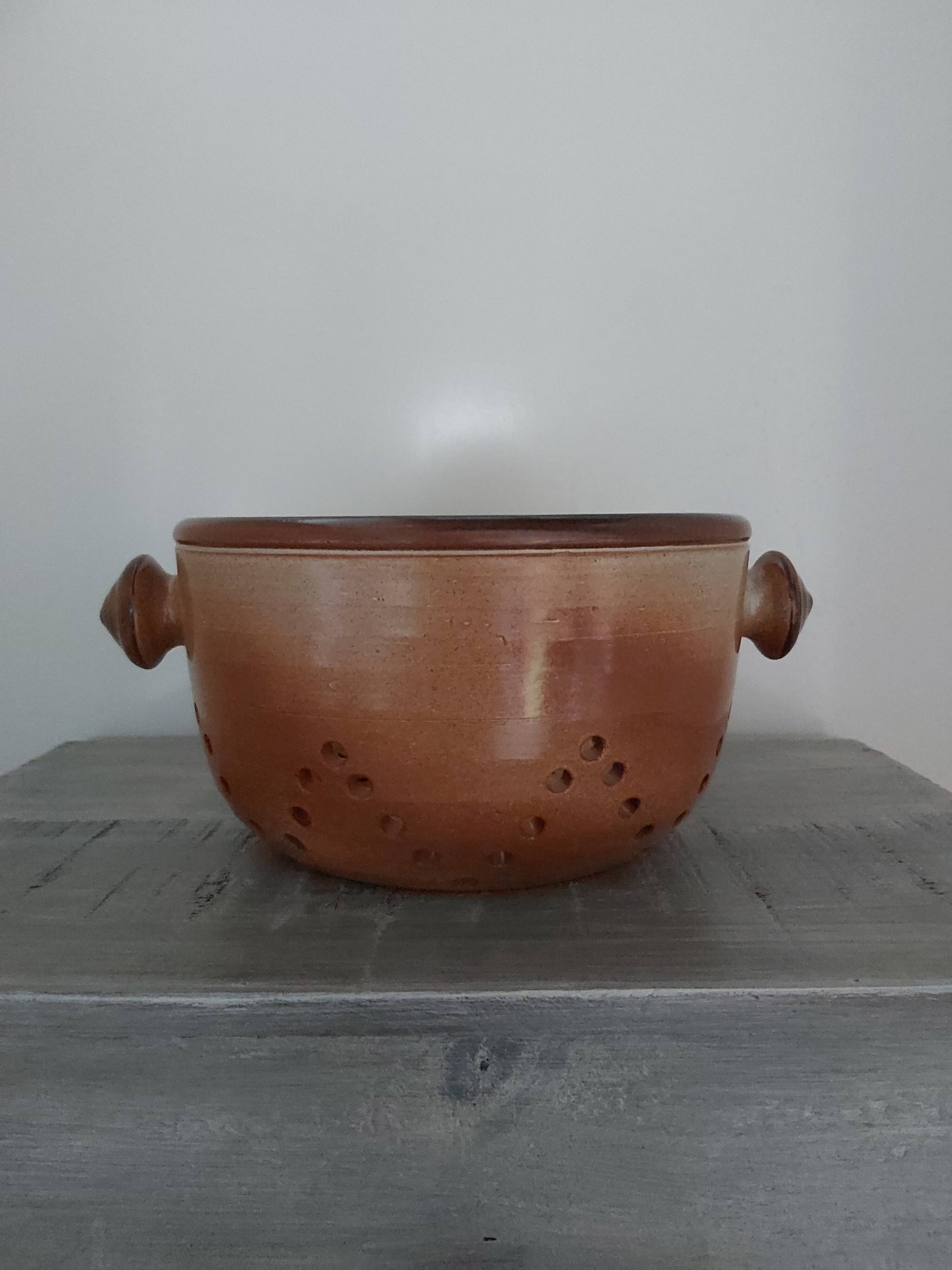Enamelled sandstone strainer