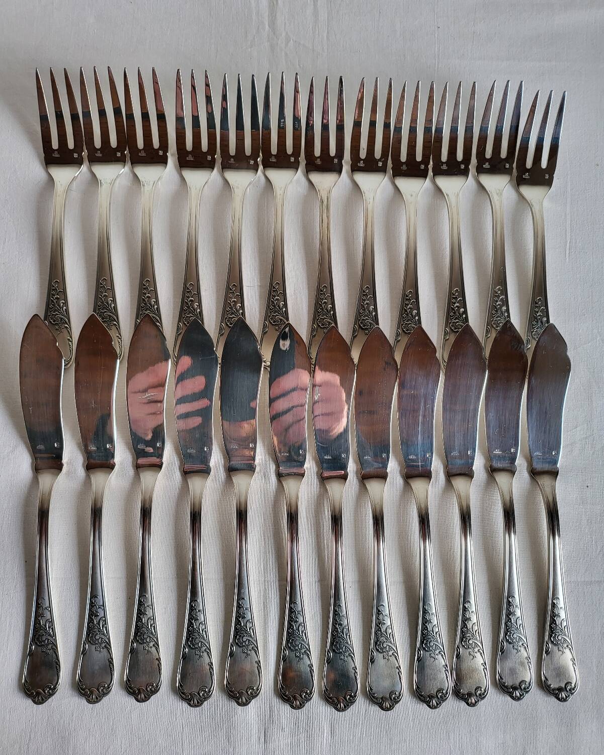 12 silver-plated metal fish cutlery pieces by Guildar, 24 pieces.