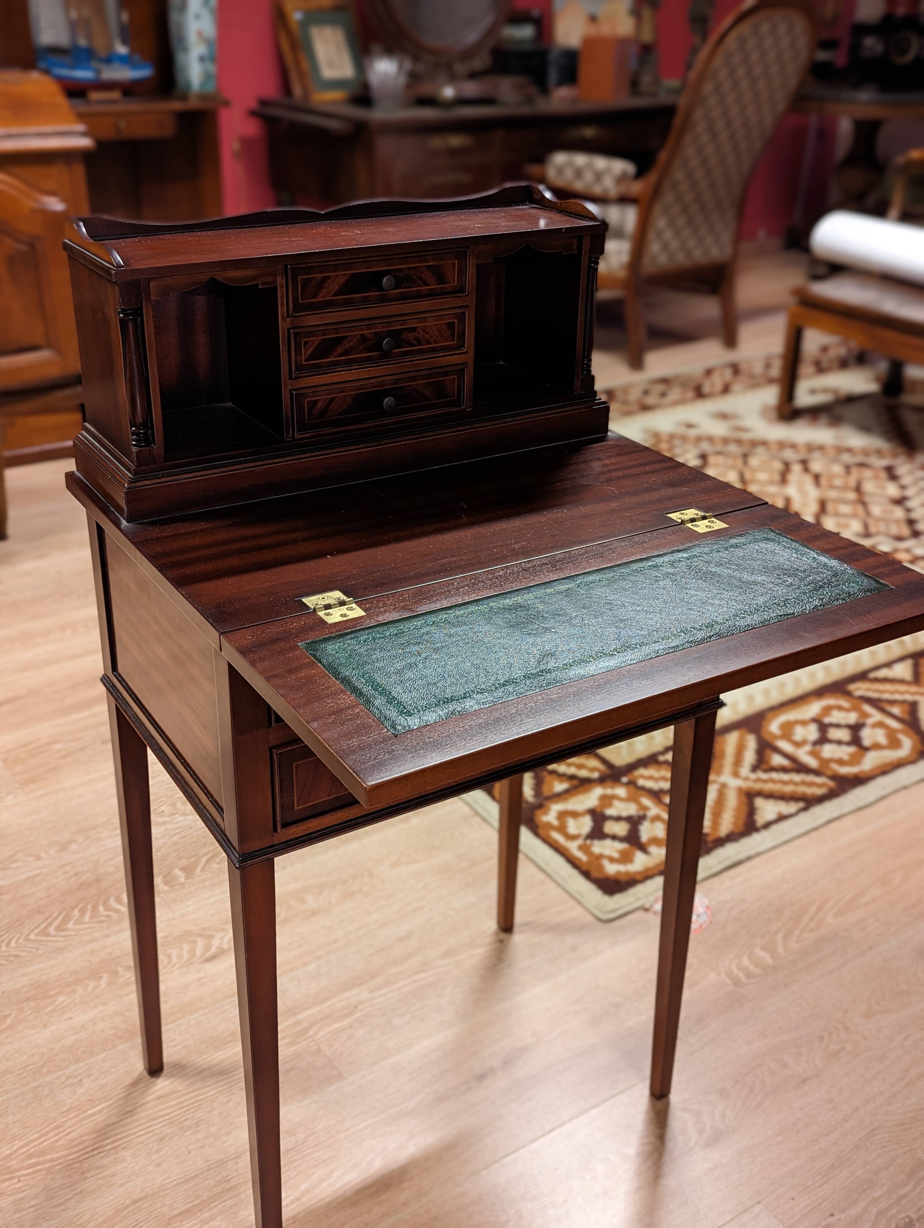 Small mahogany happiness of the day desk
