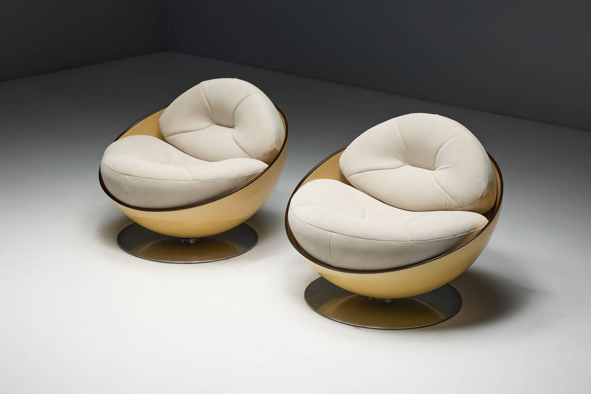 Esfera lounge chairs by Ricardo Fasanello, Brazil, late 1960s