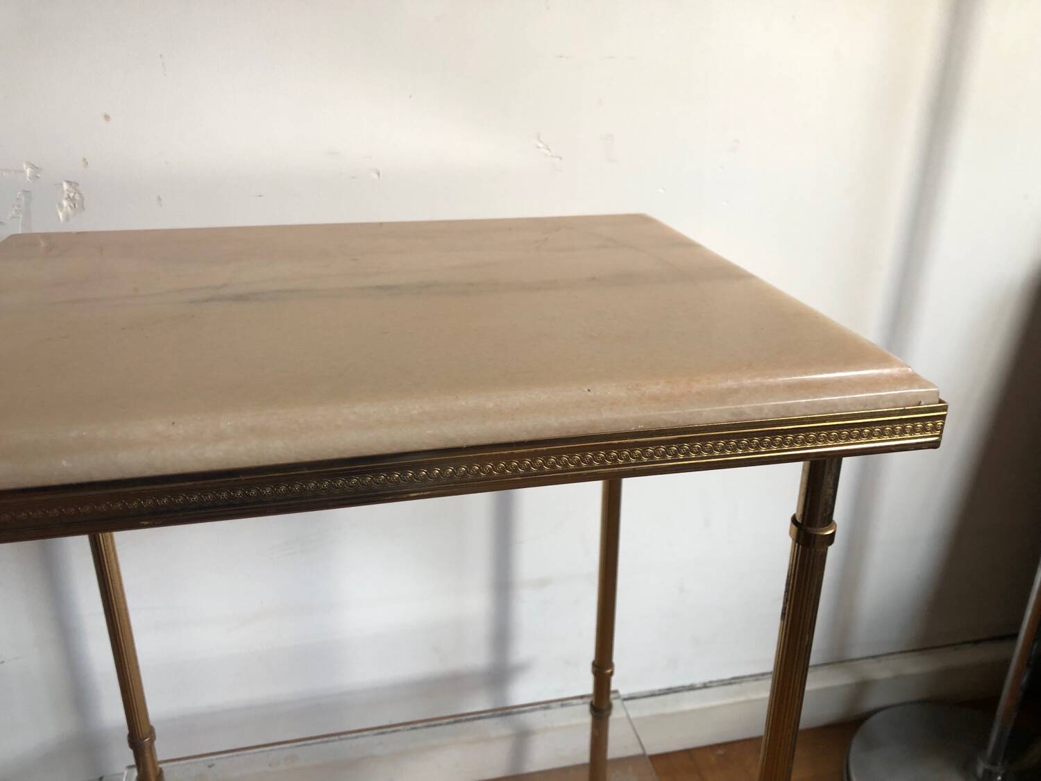 Pedestal side table in gold metal and marble