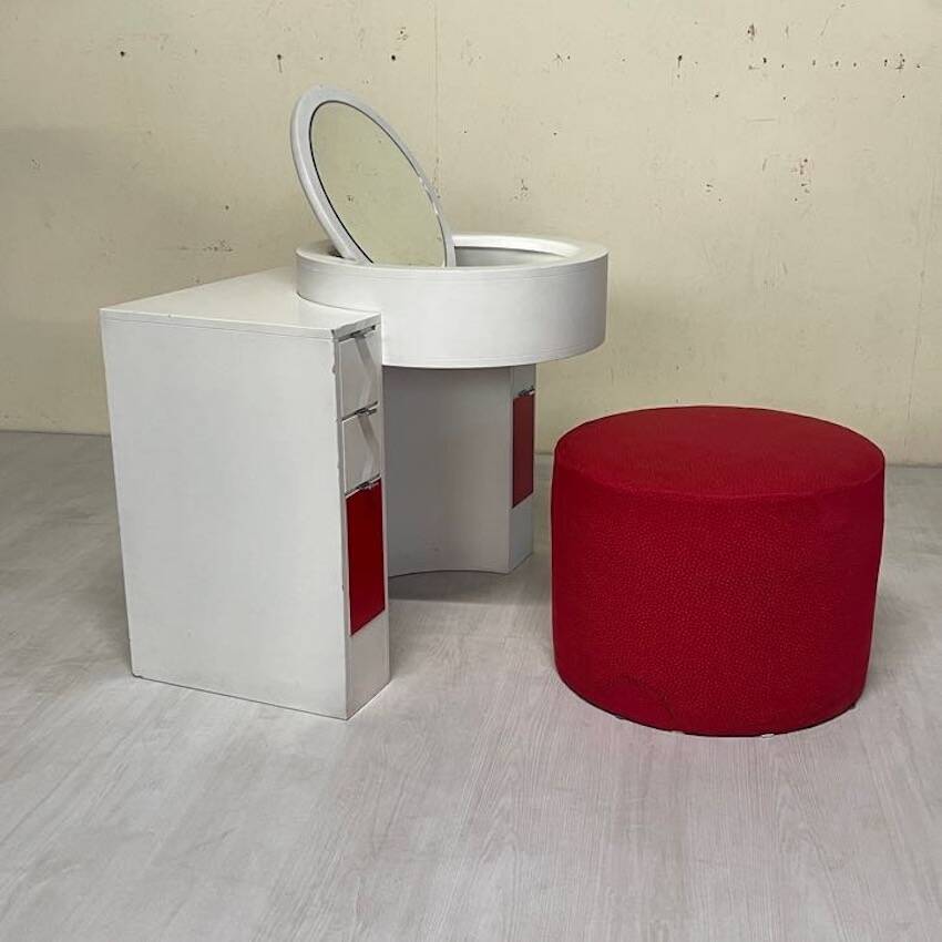 Bathroom toilet with a 70s pouf.