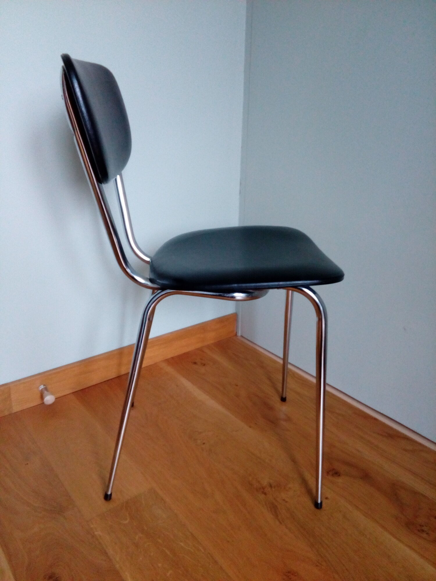 Lafargue Aurillac chrome metal and black skai chair