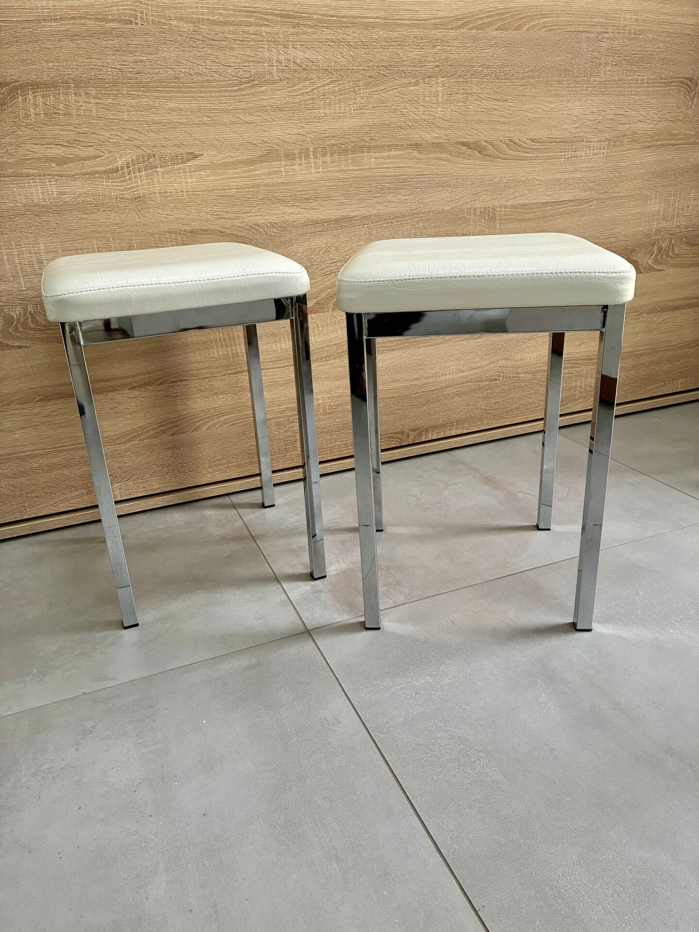 Pair of vintage 1980 chrome stools with white faux leather in very good condition.