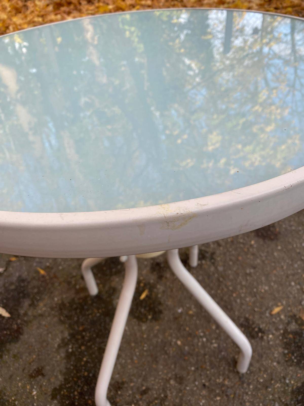 Round bistro table in steel with tulip base and glass top, 60cm