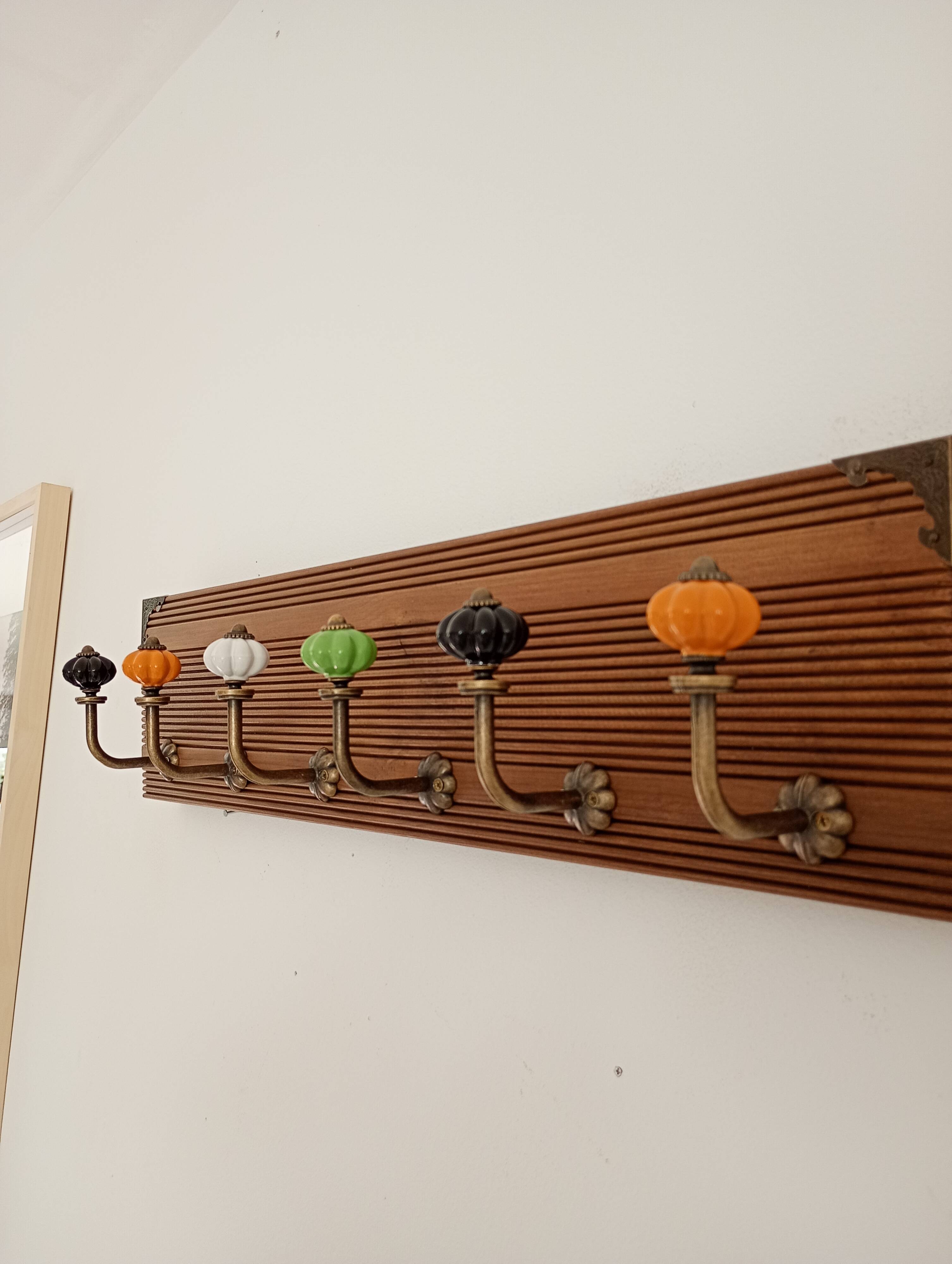 Vintage wall coat rack 60 cm – 6 metal hooks and ceramic knobs