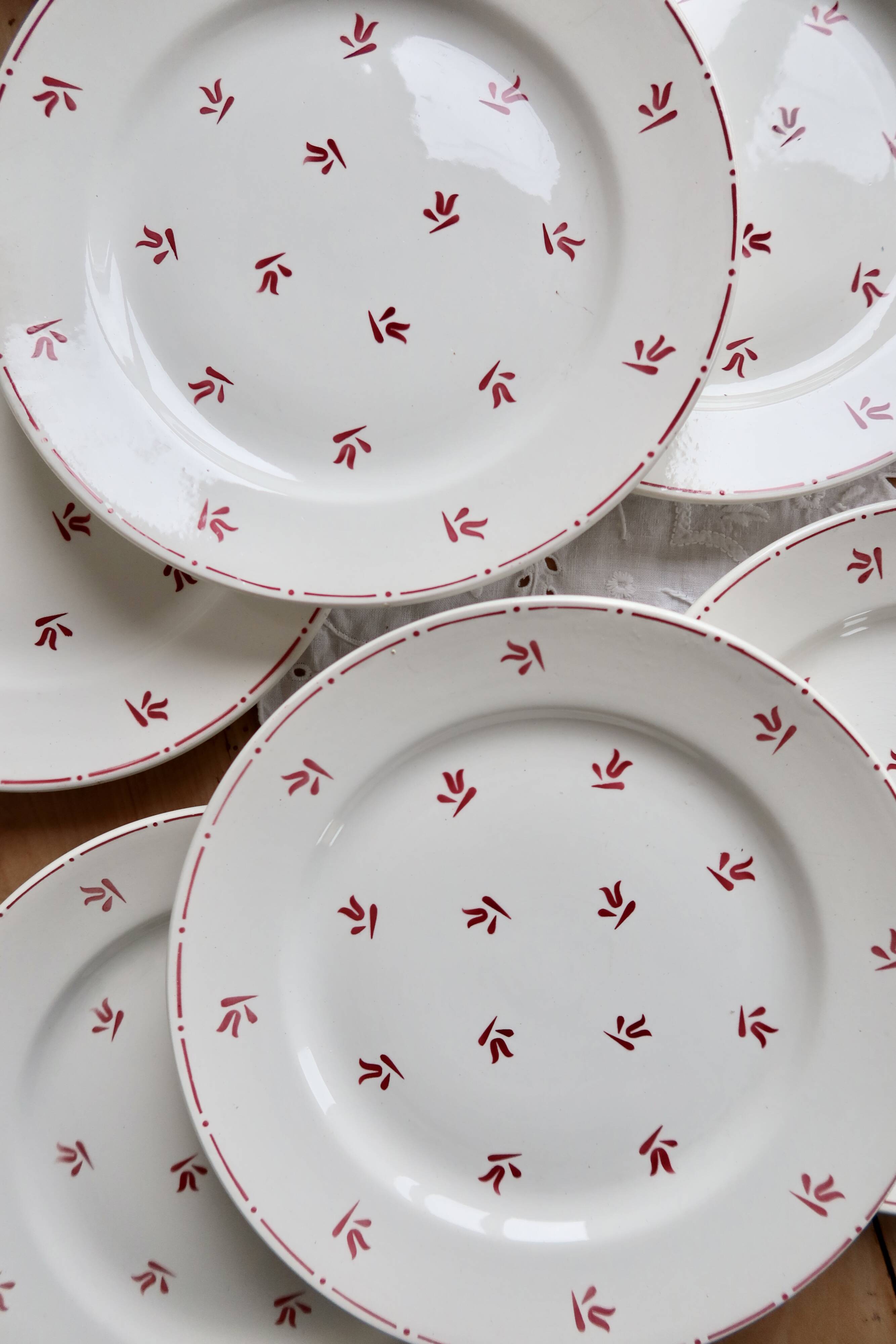 6 vintage flat plates from Nimy with red patterns.