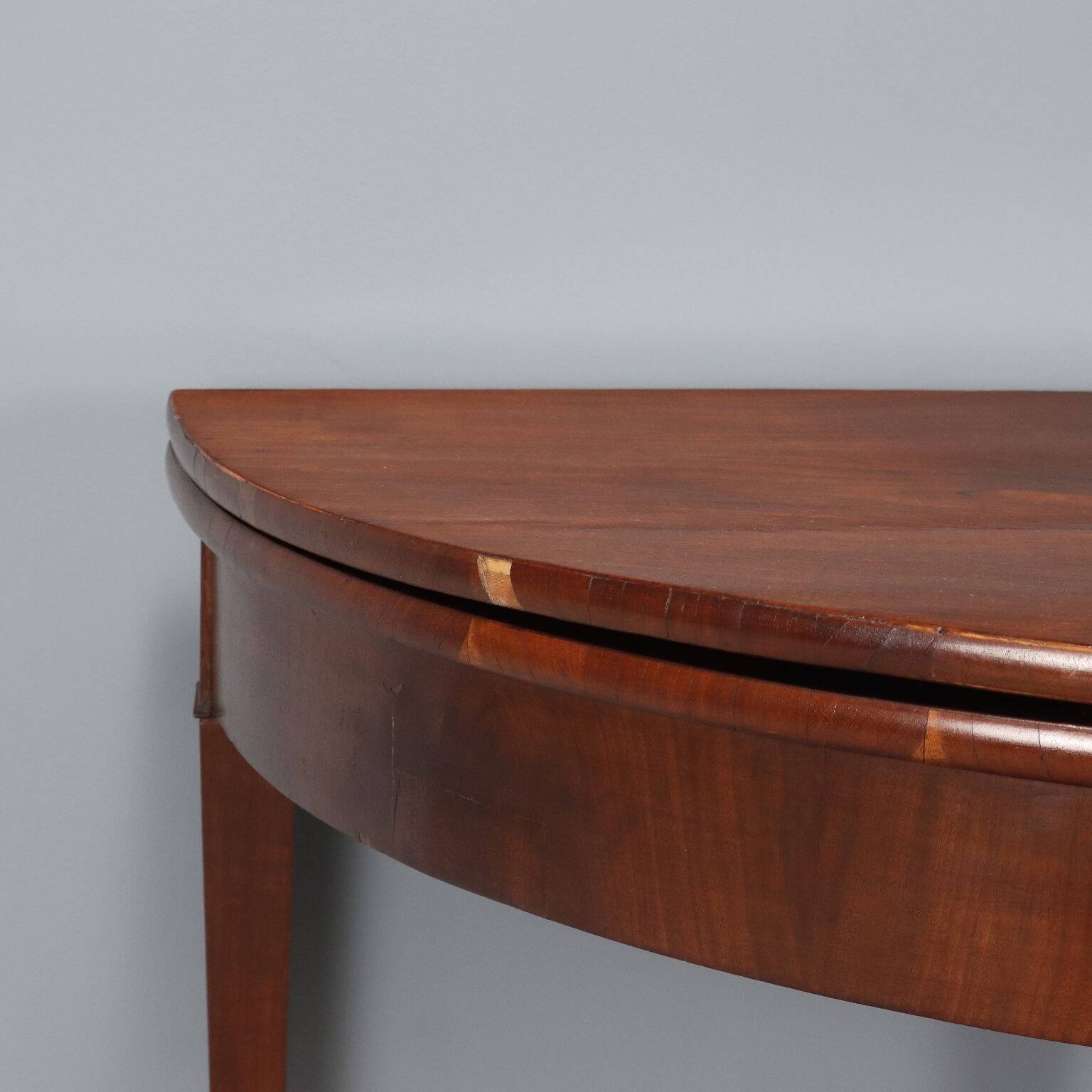Antique demi-lune console in mahogany with an opening top, 19th century.