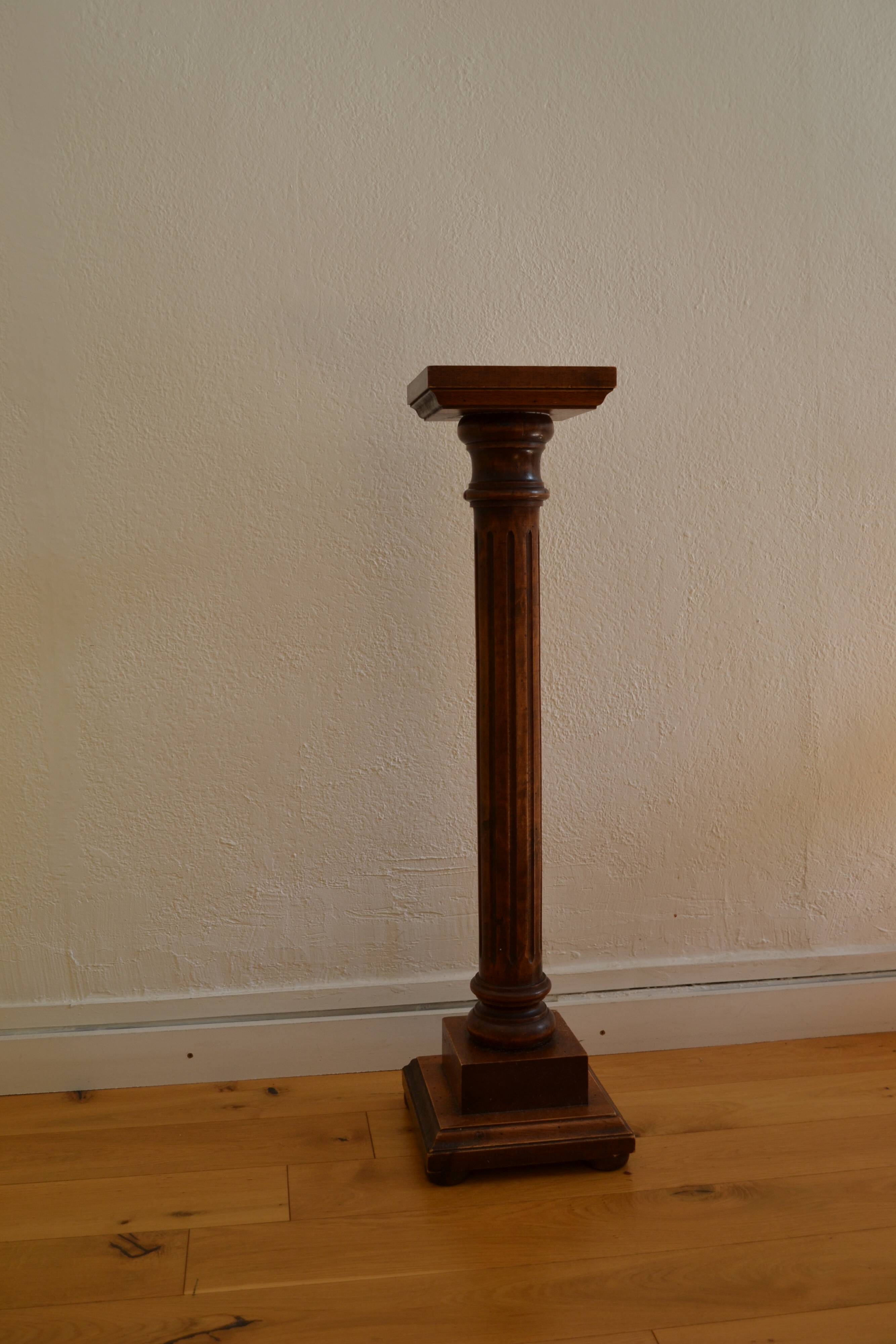 Wooden column pedestal in Louis XVI style, height: 93 cm.