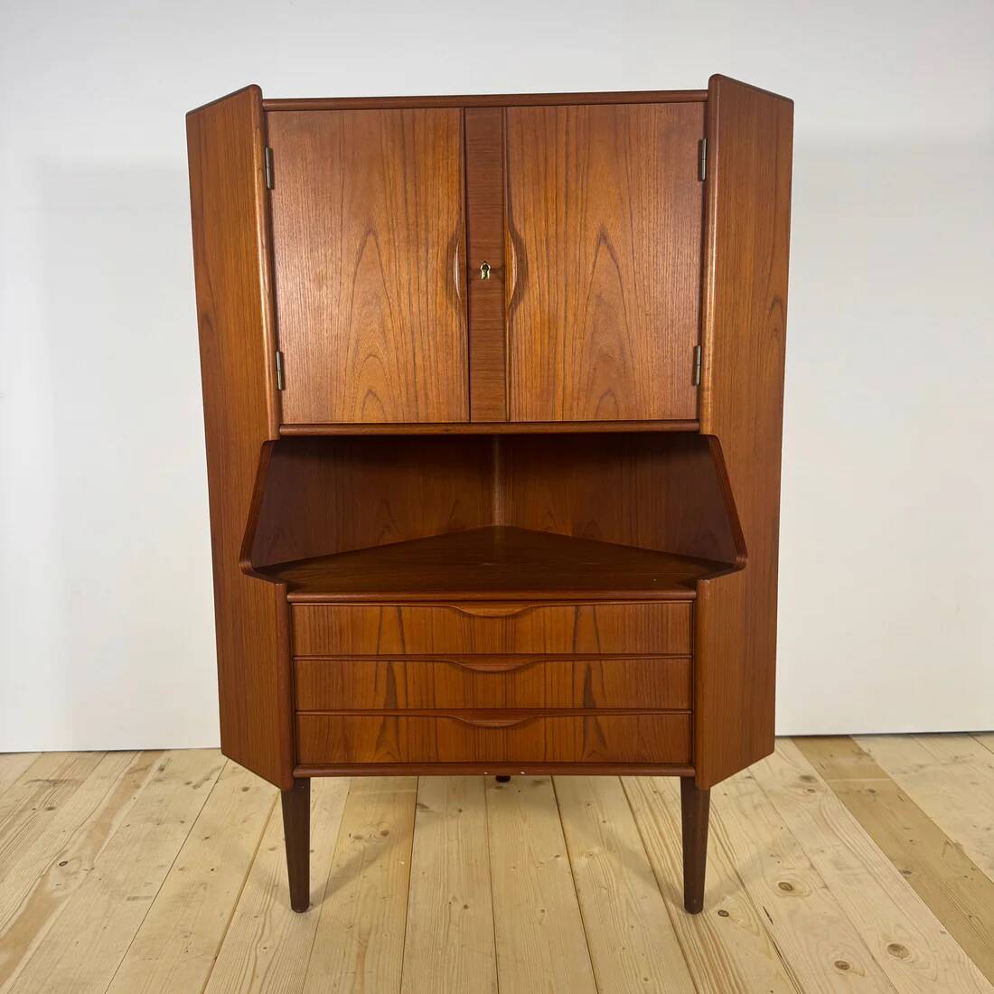 Meuble d'angle danois en teck – Mid-Century