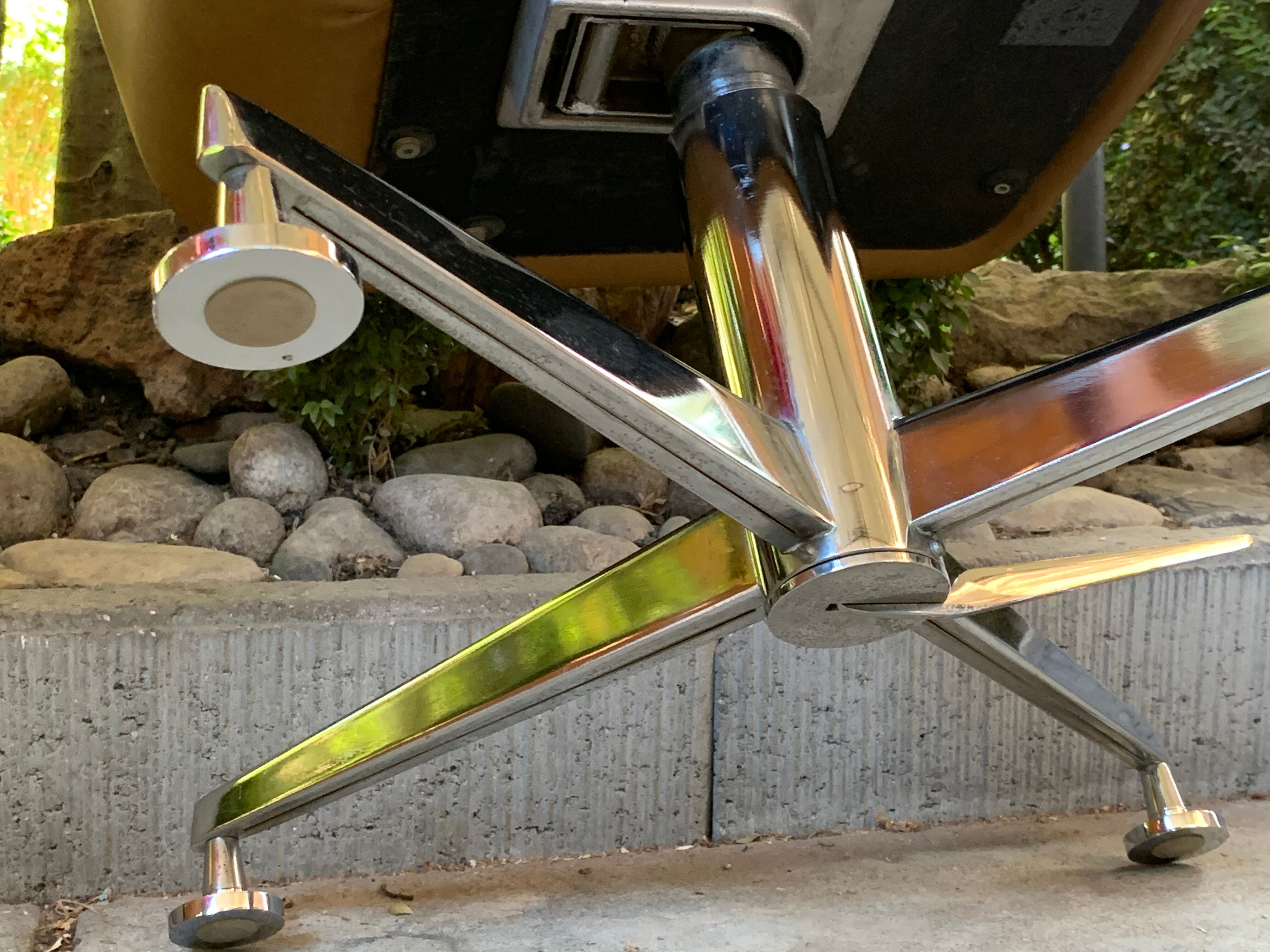 Airborne 1970s "bridge" swivel chair