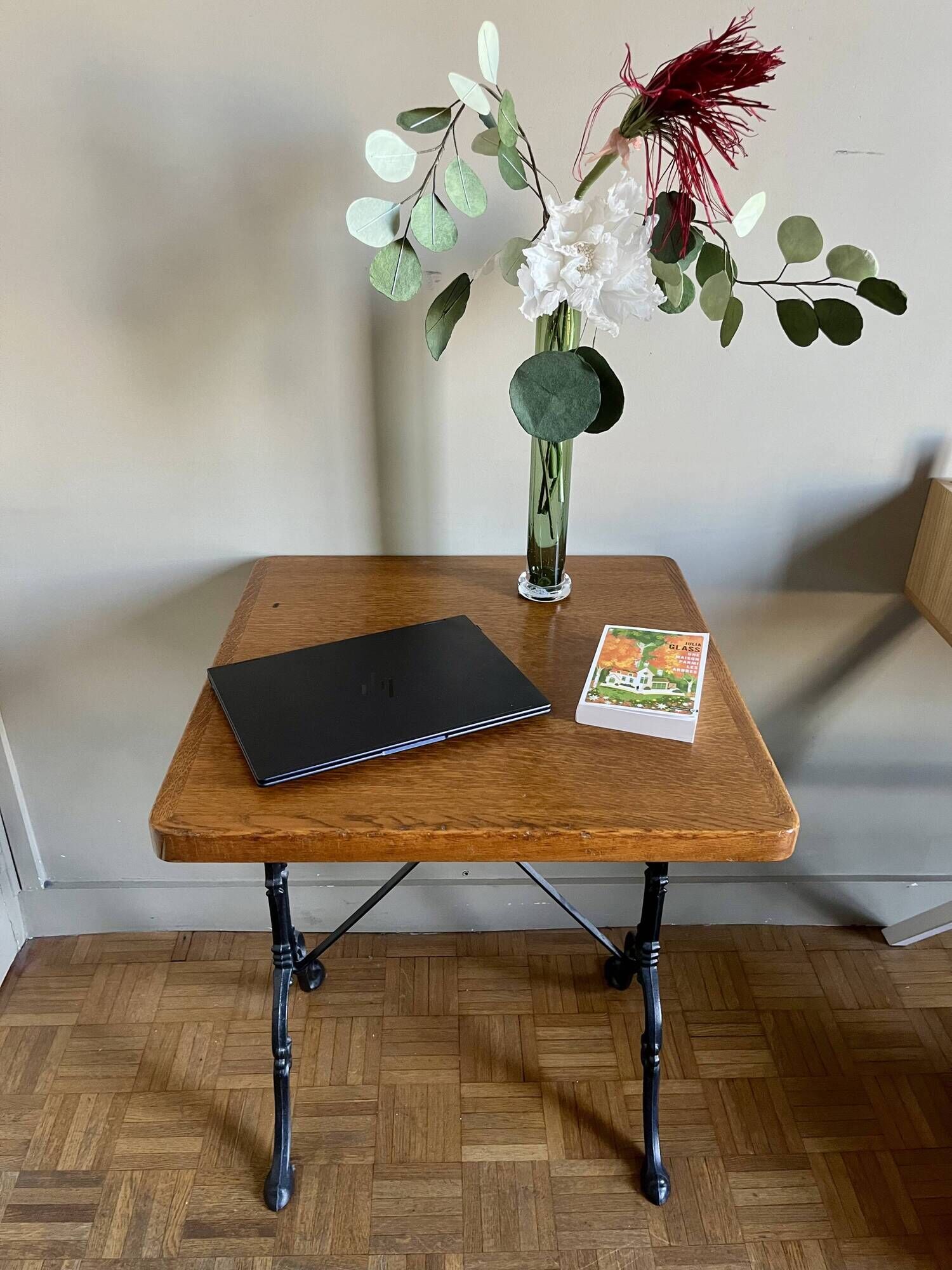 Superb square table made of solid oak from the 1960s, with a cast iron bistro base.