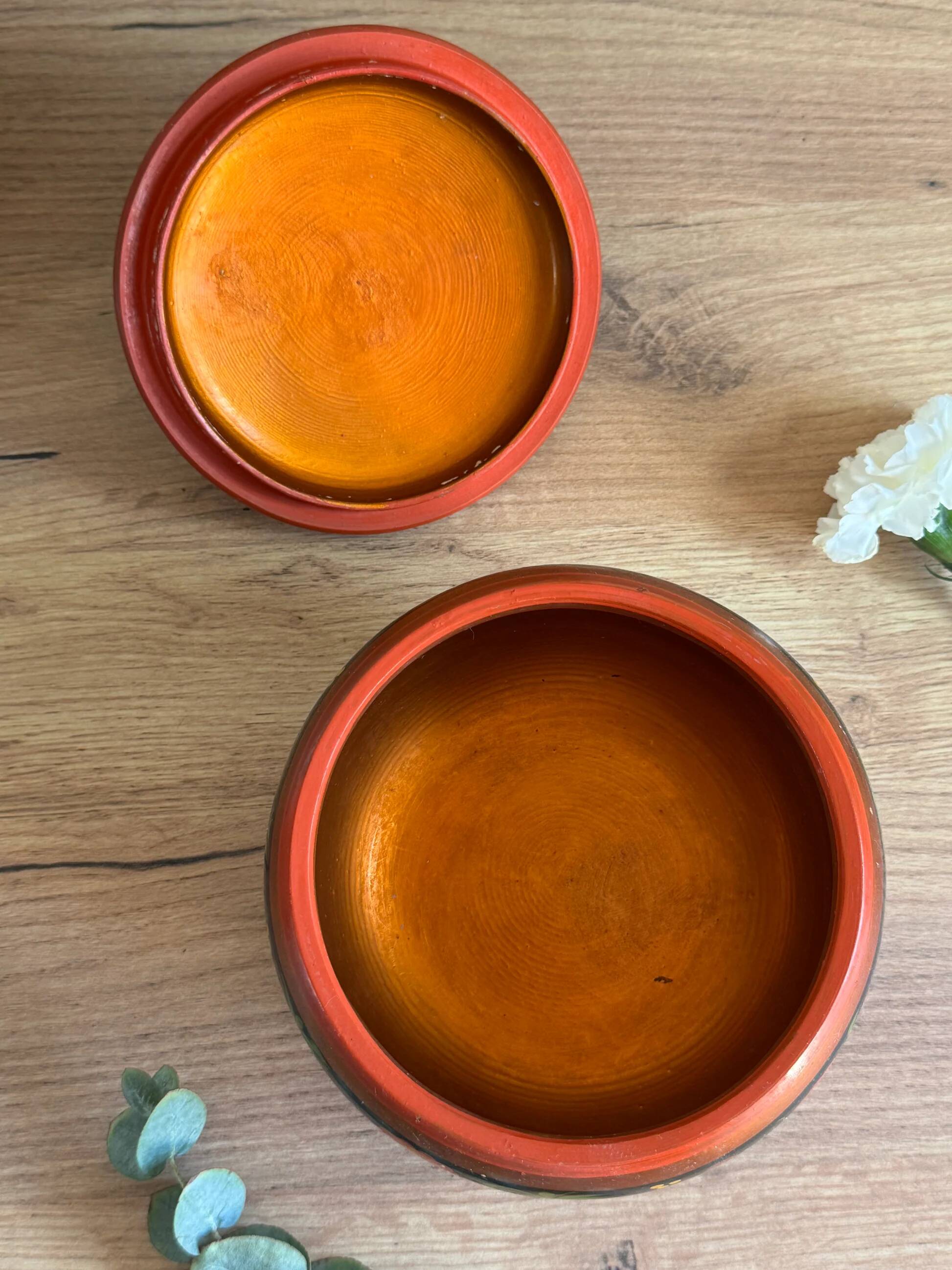 Vintage lacquered wooden bonbonnière