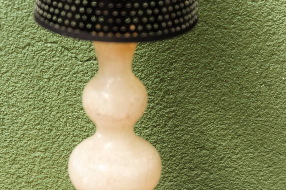 Lampe de chevet en albâtre sculpté