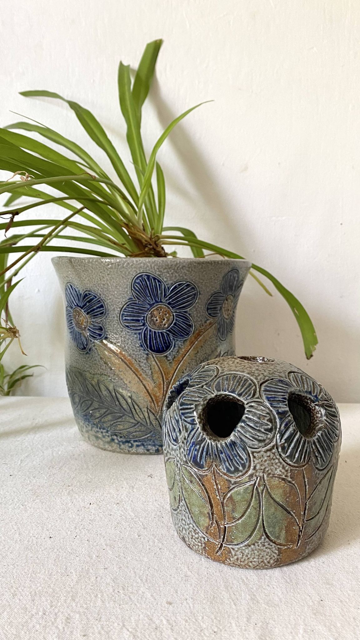 Cache pot et pique fleurs , poterie au sel , années 70