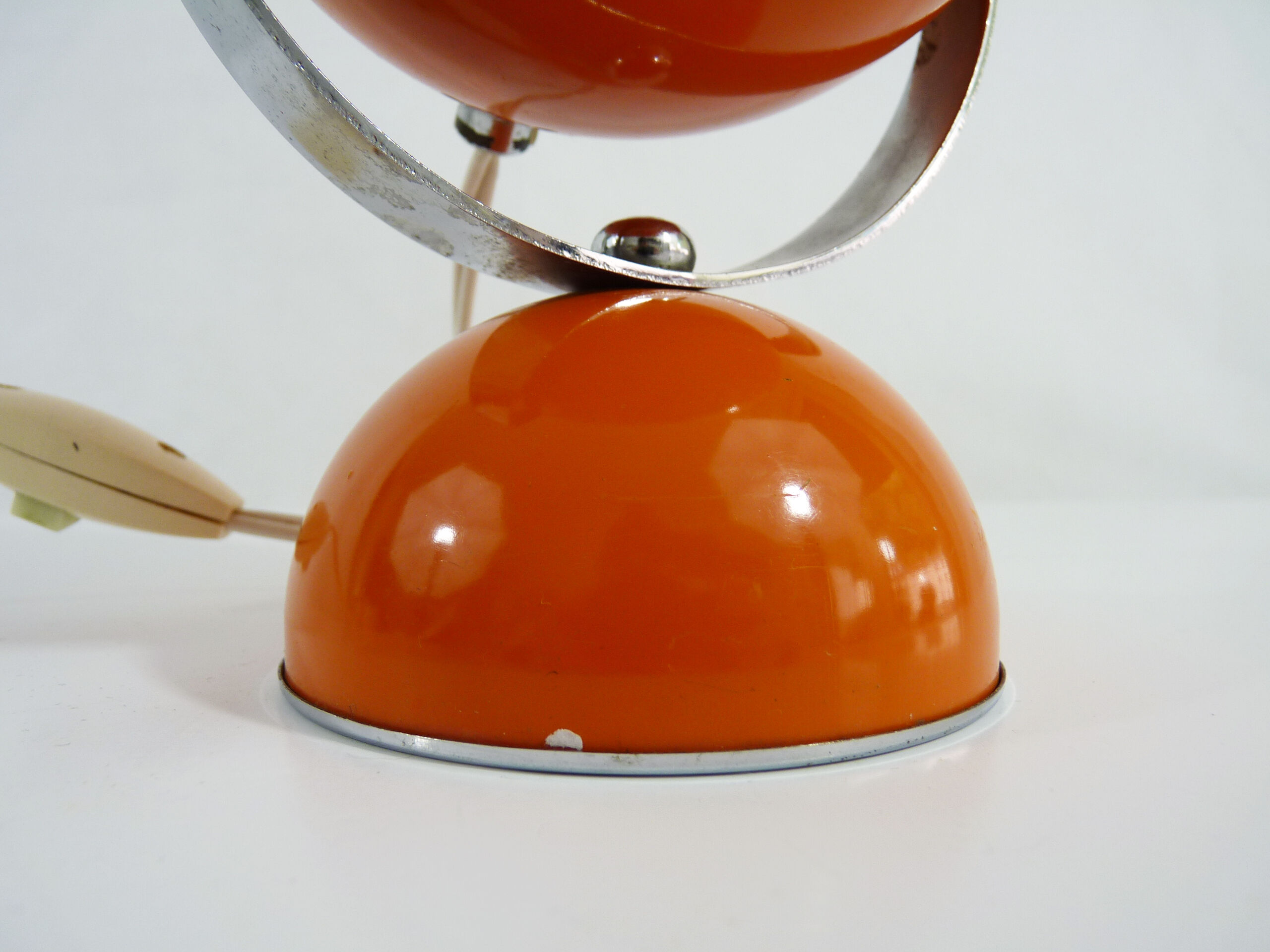 Lampe de bureau vintage eyeball orange, globe orientable. Année 60 70
