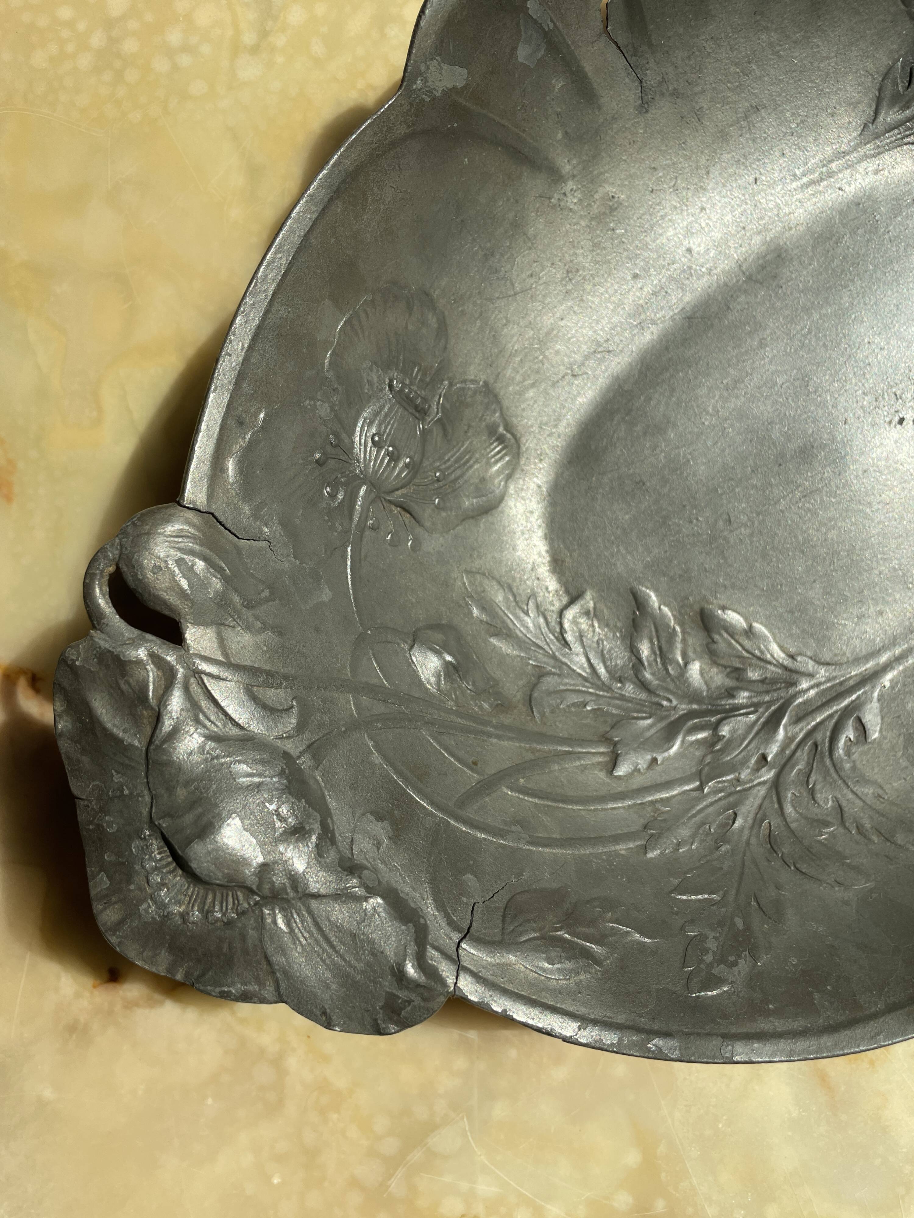 Art Nouveau dish with poppy motifs in pewter