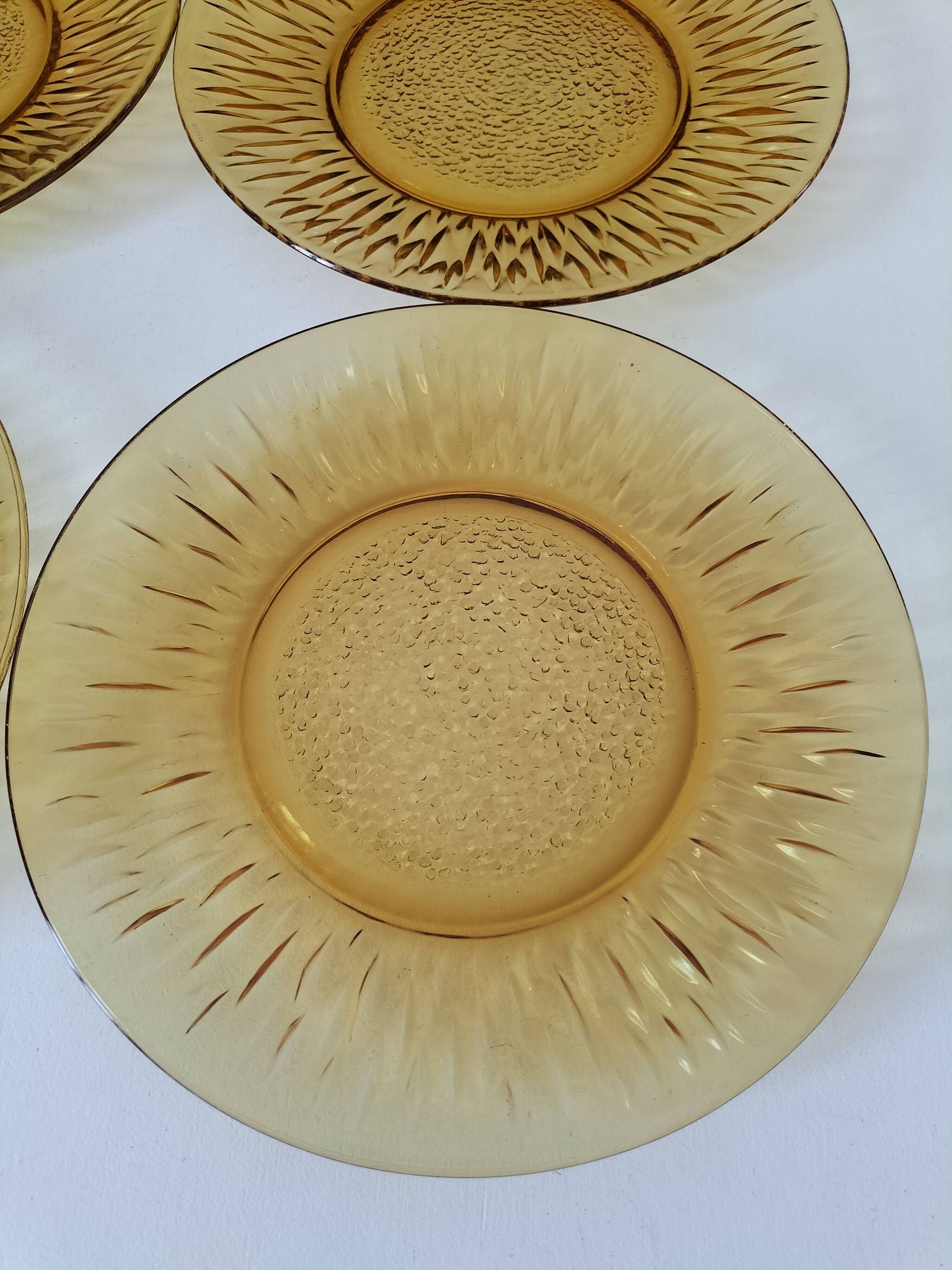 Set of 6 pressed glass dessert plates with sunflower motif Vereco