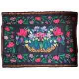 Tapis roumain en laine noire avec un panier de fleurs colorées