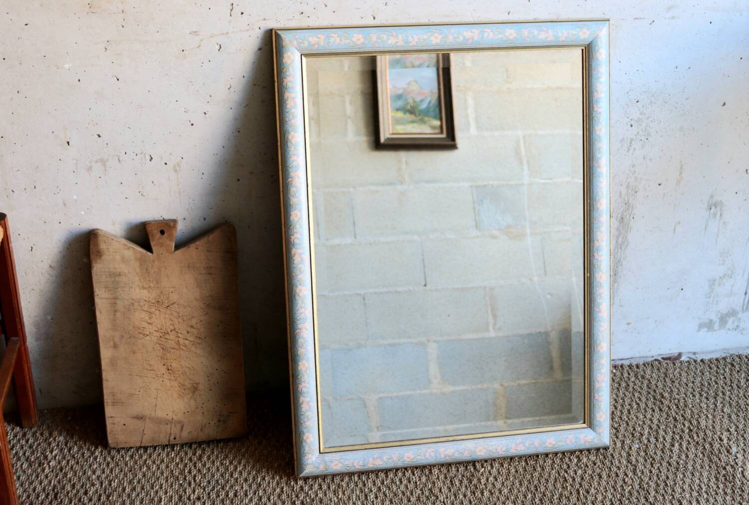 Miroir en bois peint, décor fleuri vintage