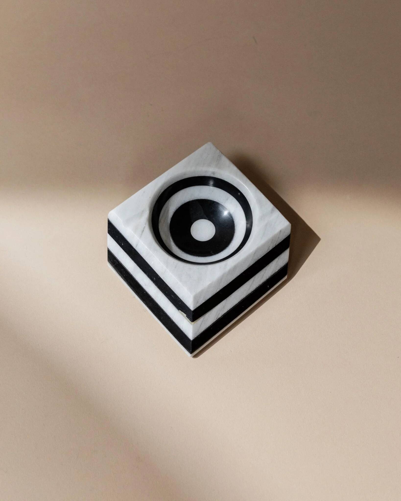 Cendrier vintage en marbre - illusion d’optique rayée noir et blanc - Art déco Italie années 1930