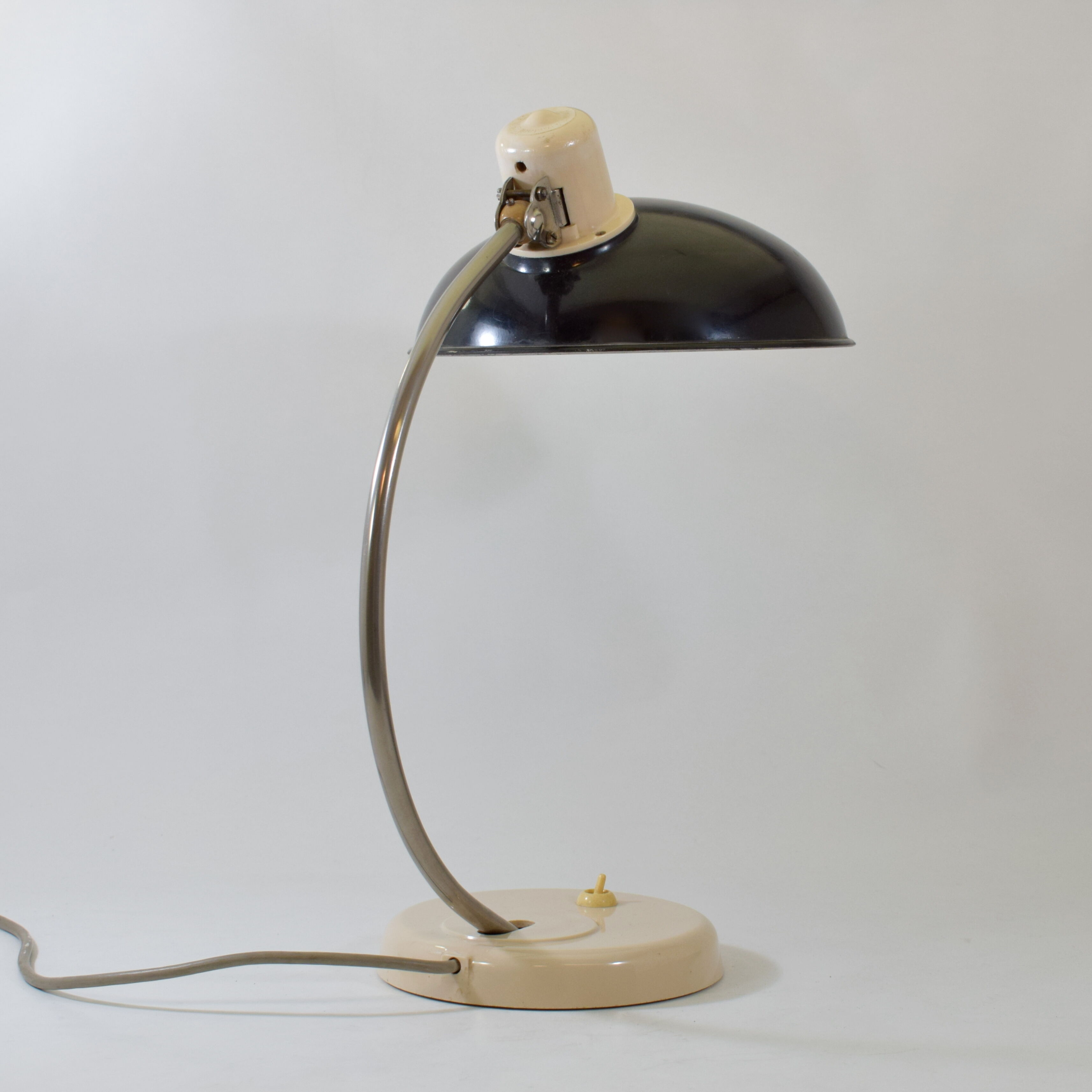 Ivory and black bakelite lamp, Hélion 1940