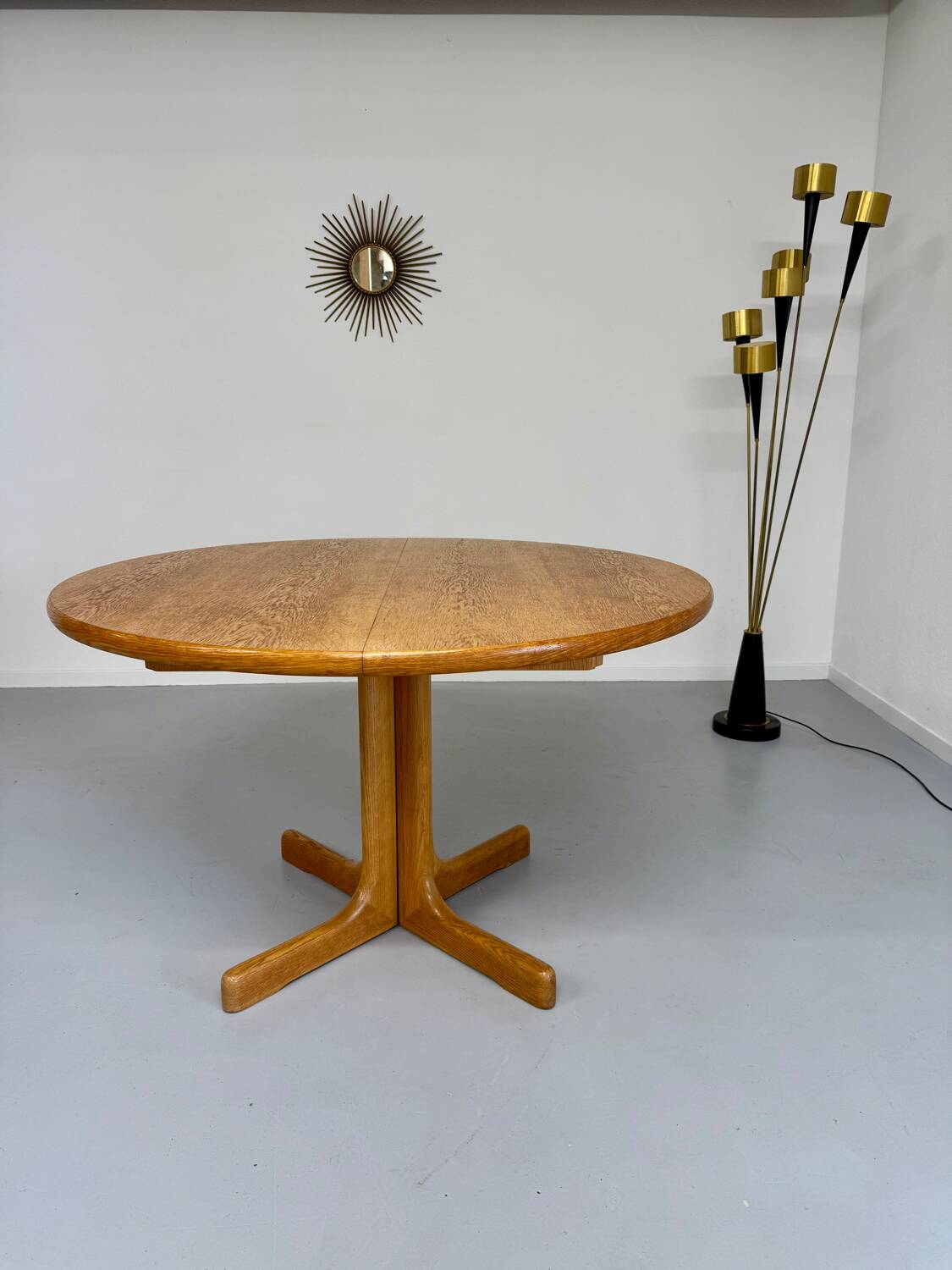 Antique round Scandinavian dining table from the 70s with 1 solid wood extension