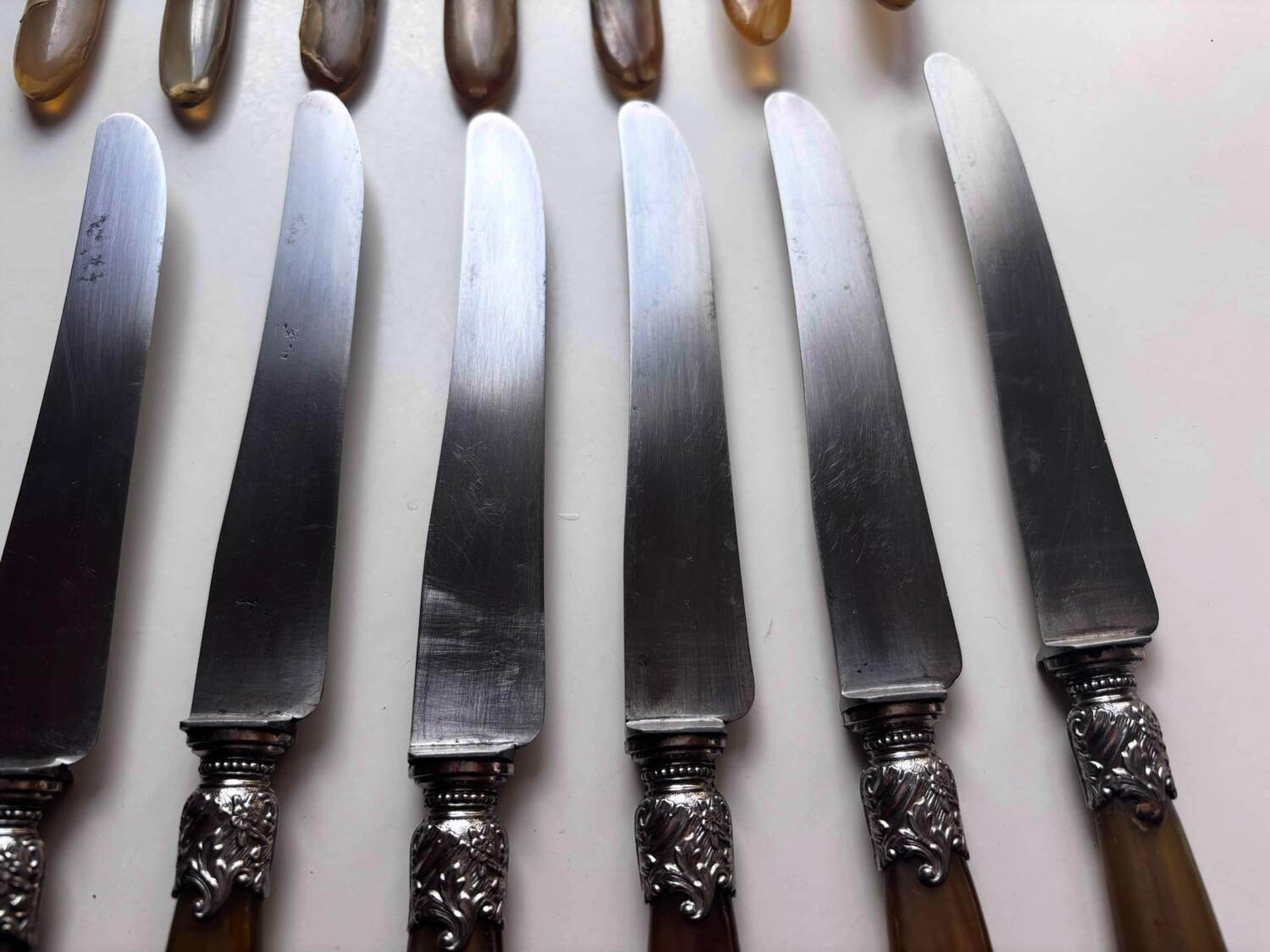 18 Wiskemann table knives in horn