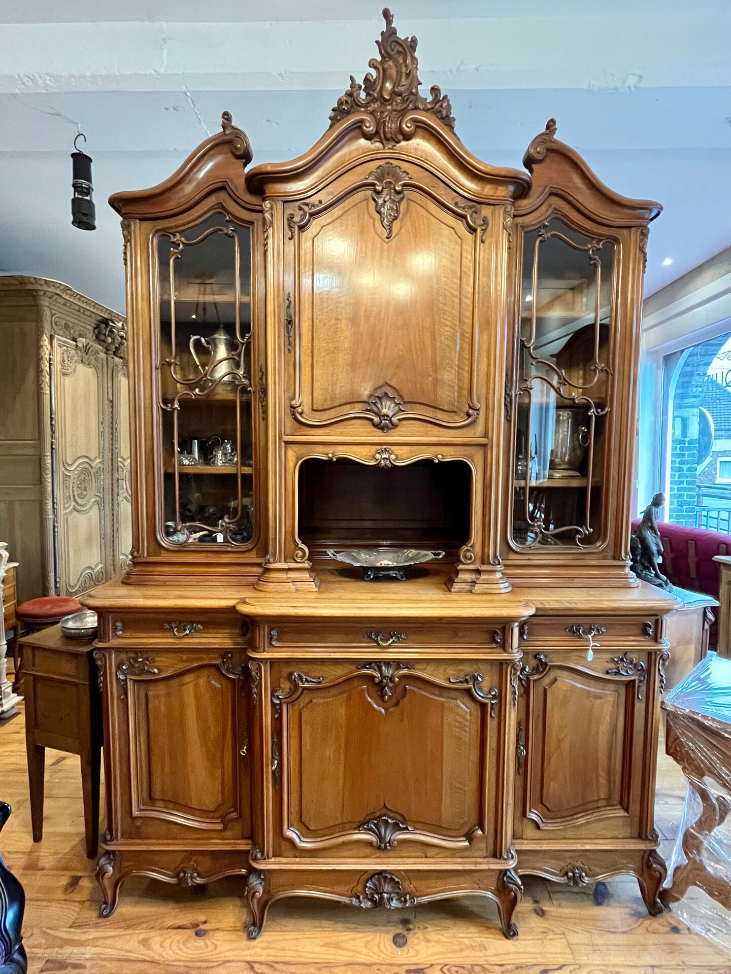 Buffet Noyer de style Louis XV