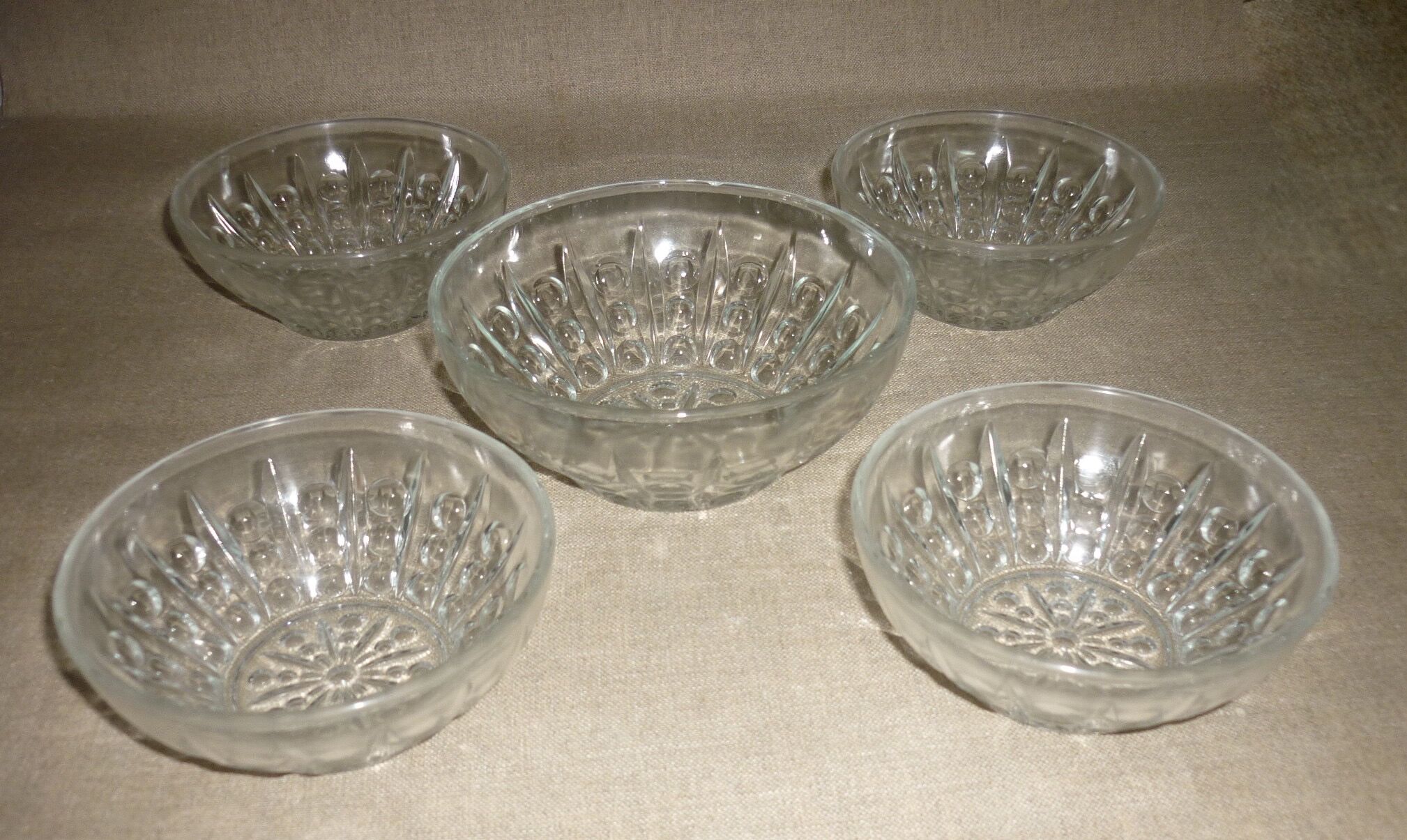 Lot salad bowl and 4 cups in pressed molded glass