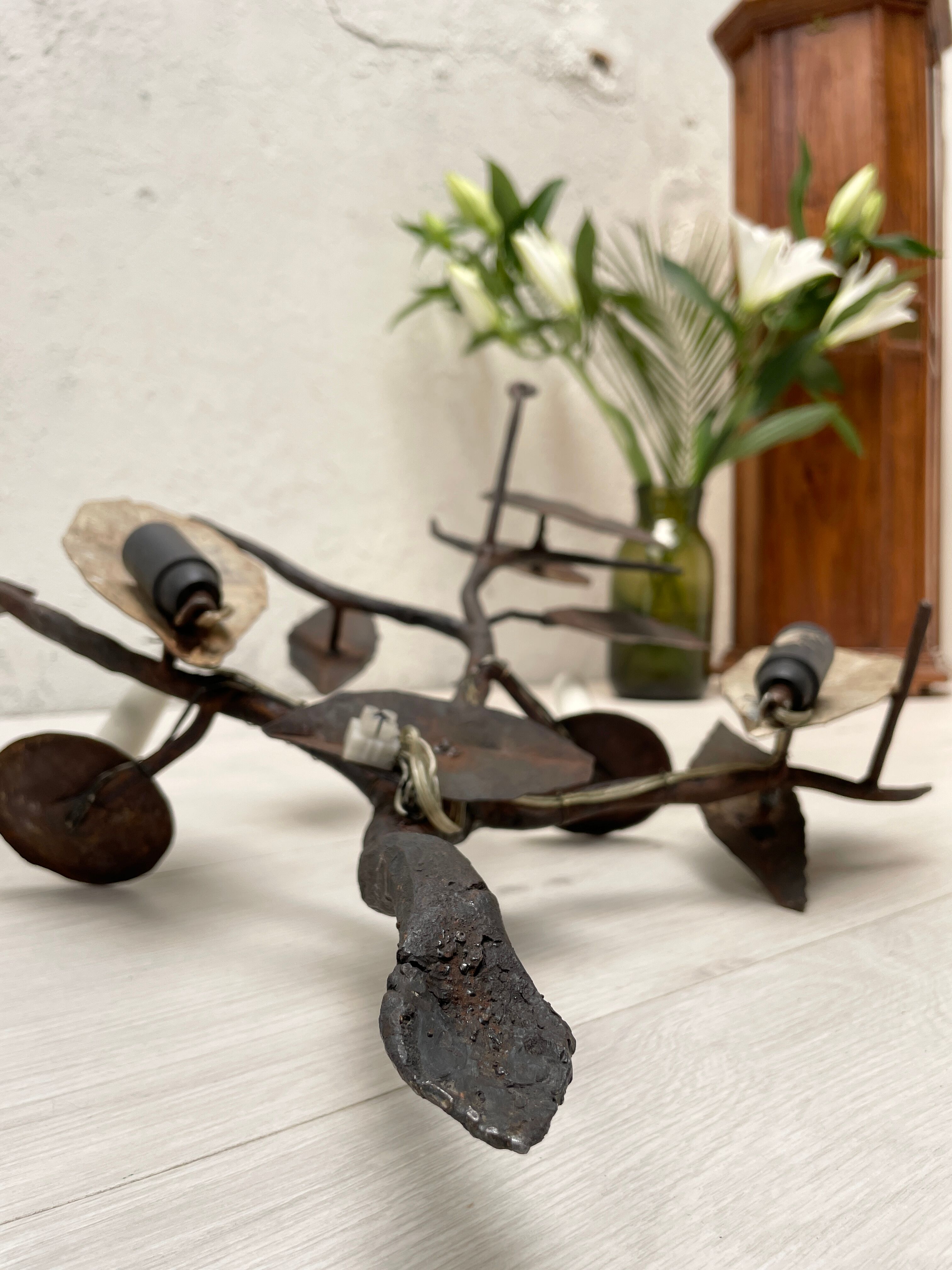 Wall lamp in wrought iron.