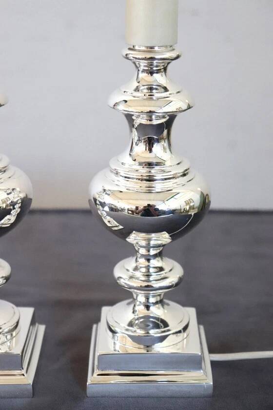 Élégante paire de lampes de chevet en métal argenté, Italie années 1970