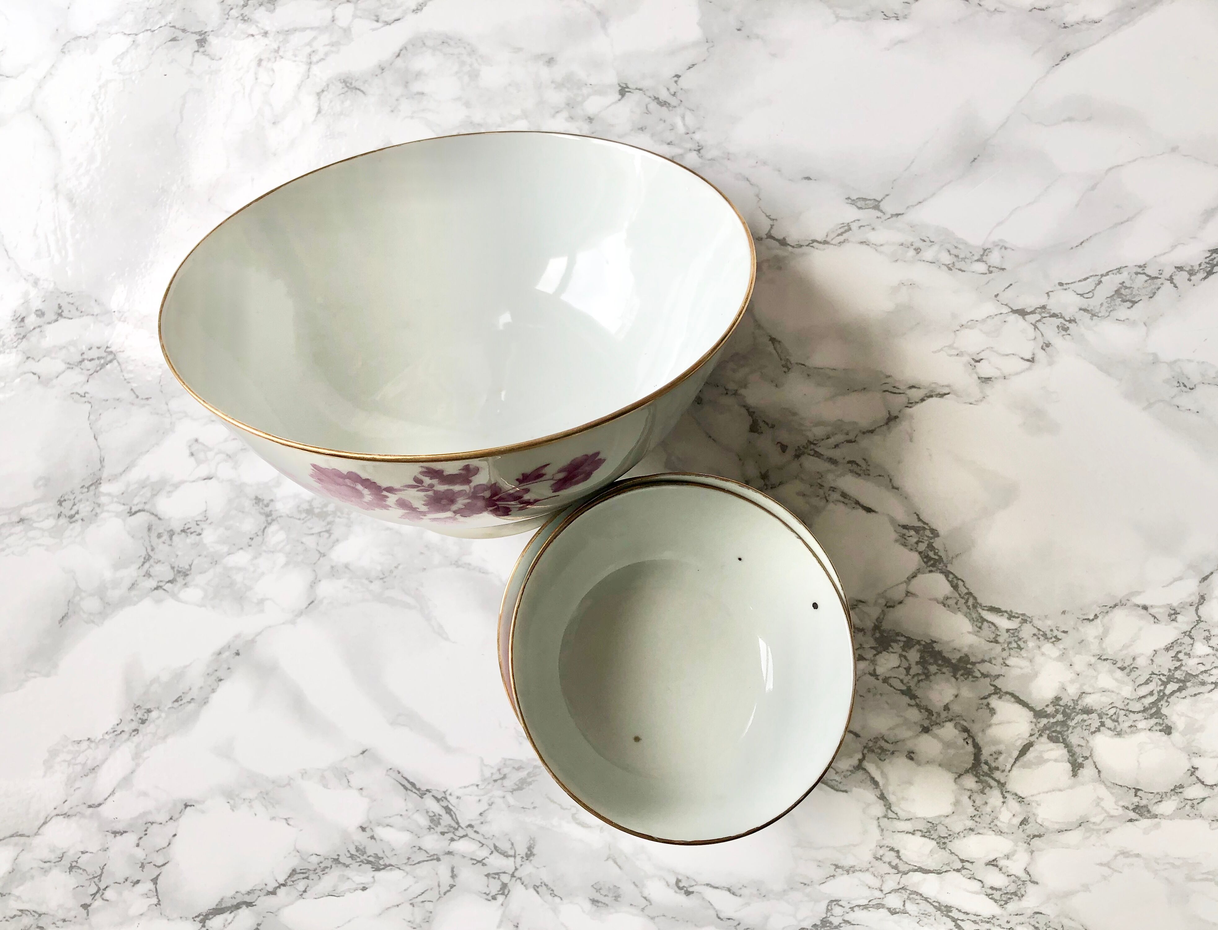 Set consisting of 5 bowls and a porcelain bowl decorated with pink flowers and golden fillet