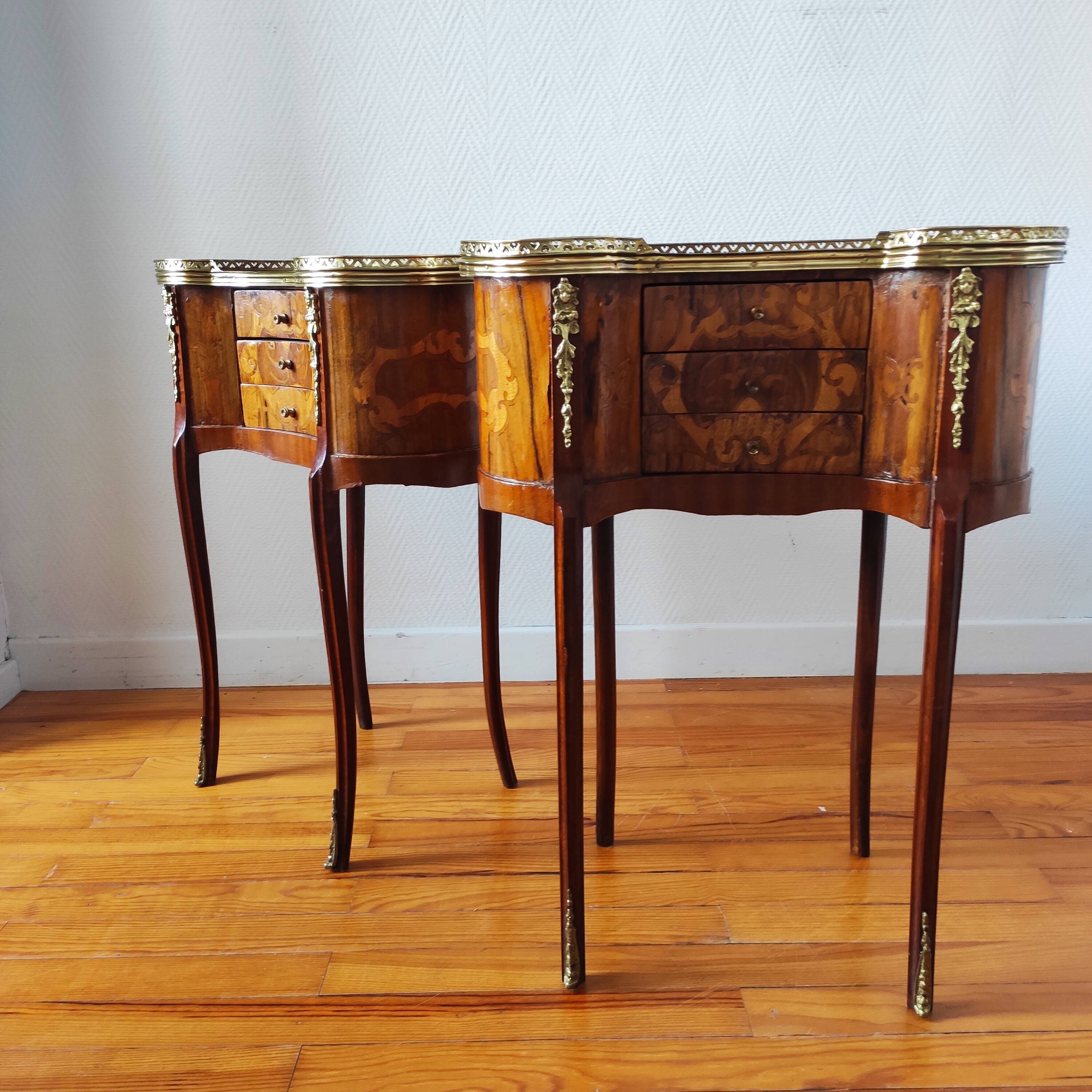 Paire de tables de chevet style Louis XV en bois marqueté