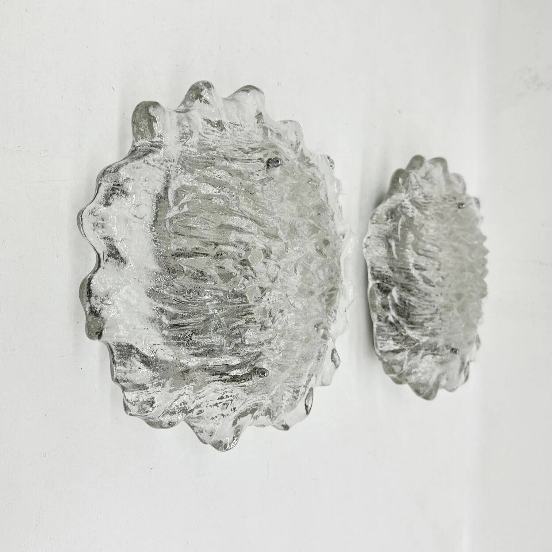 Ensemble de 2 grands appliques en verre à glace des années 1970.