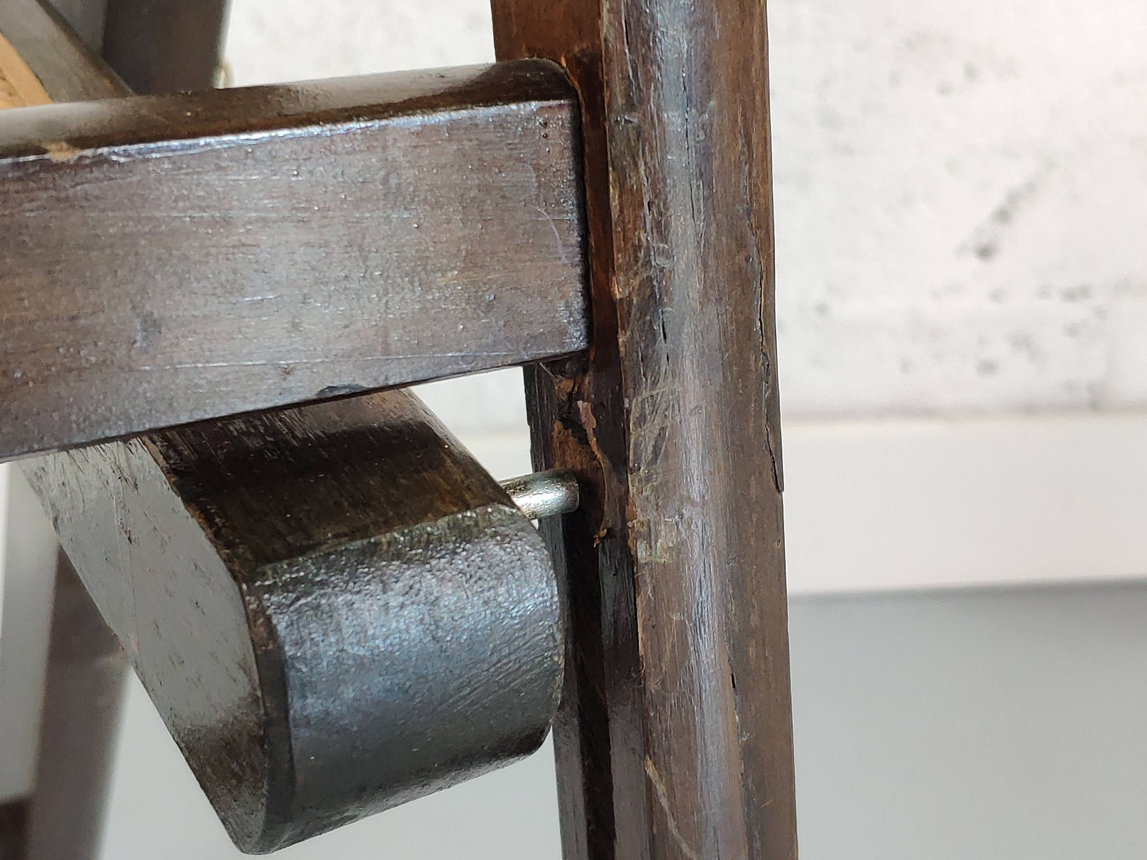 Pair of folding chairs canned