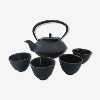 Teapot with its 4 cast iron cups