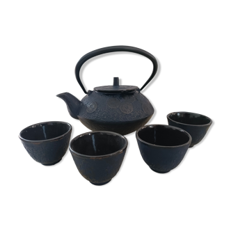Teapot with its 4 cast iron cups