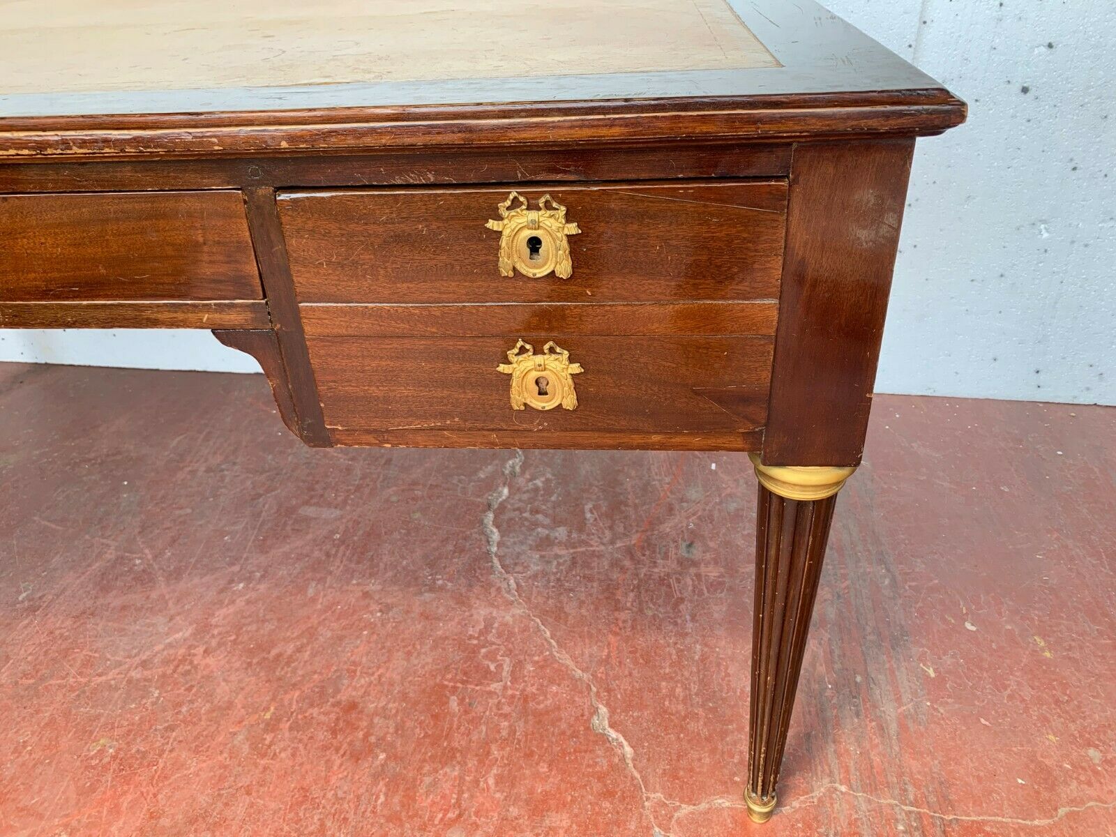 Flat desk with Louis XVI-style zippers in mahogany Top leather 20th century